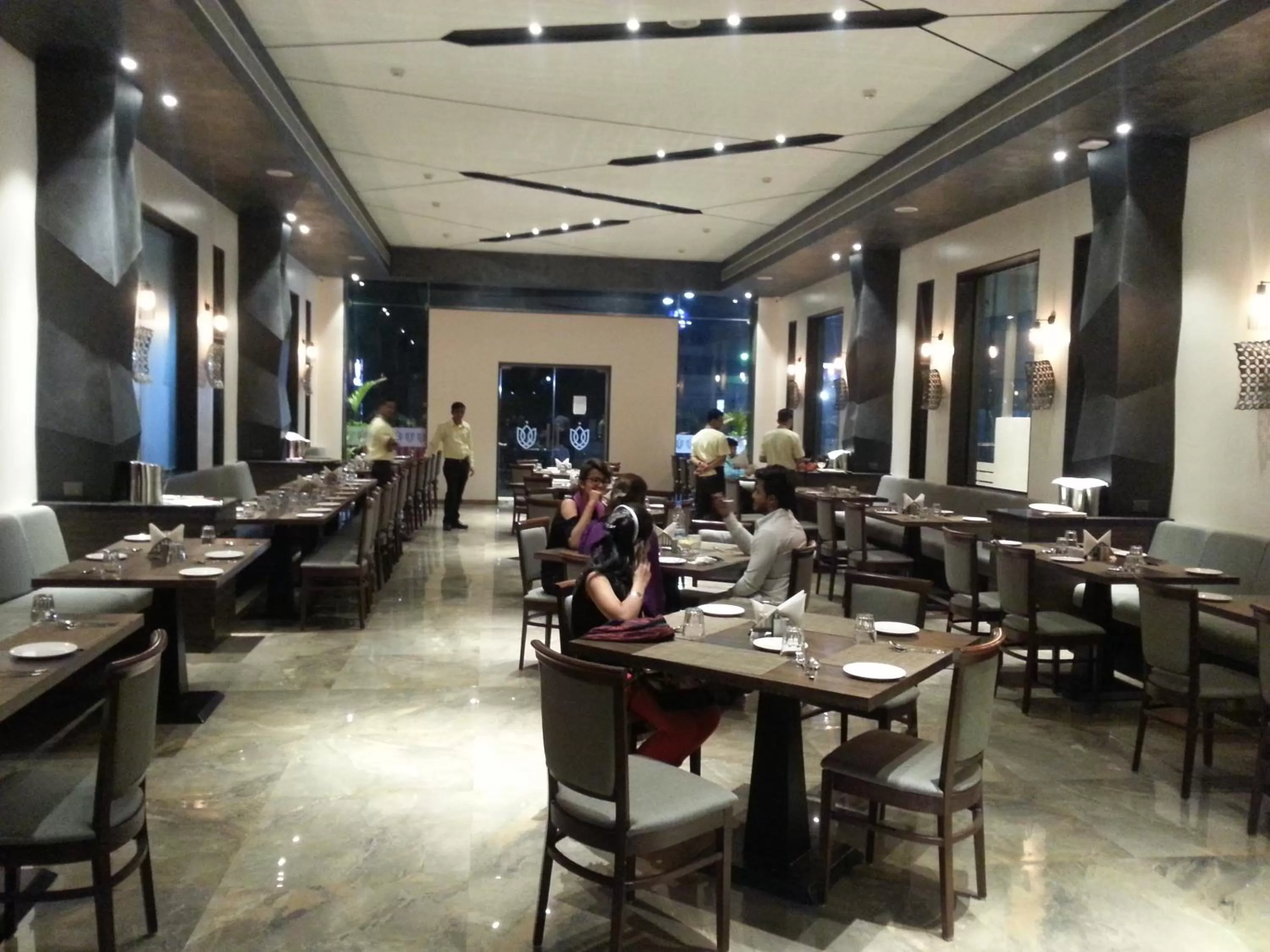 Restaurant/Places to Eat in Hotel Aurus