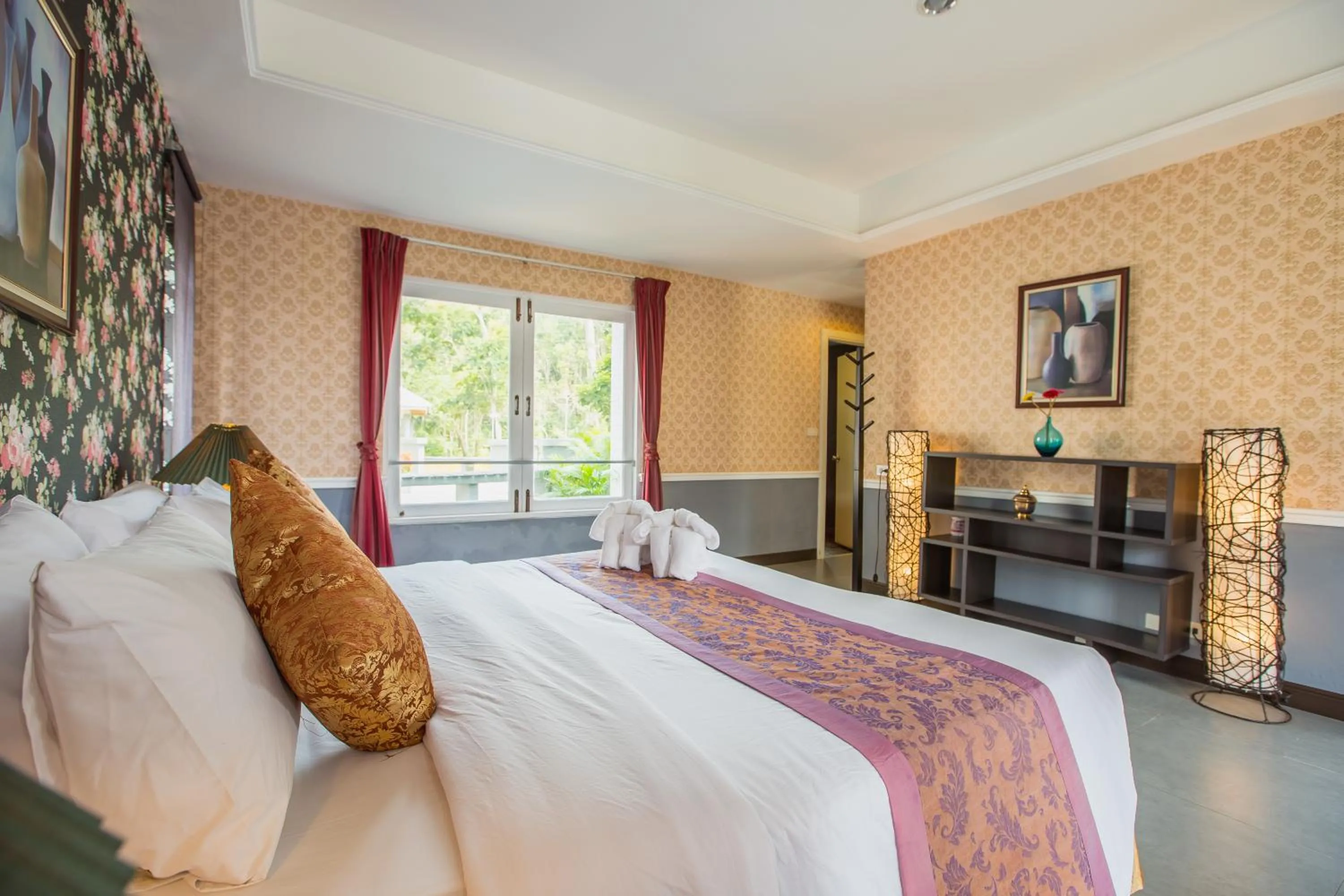 Decorative detail, Bed in Brookside Valley Resort