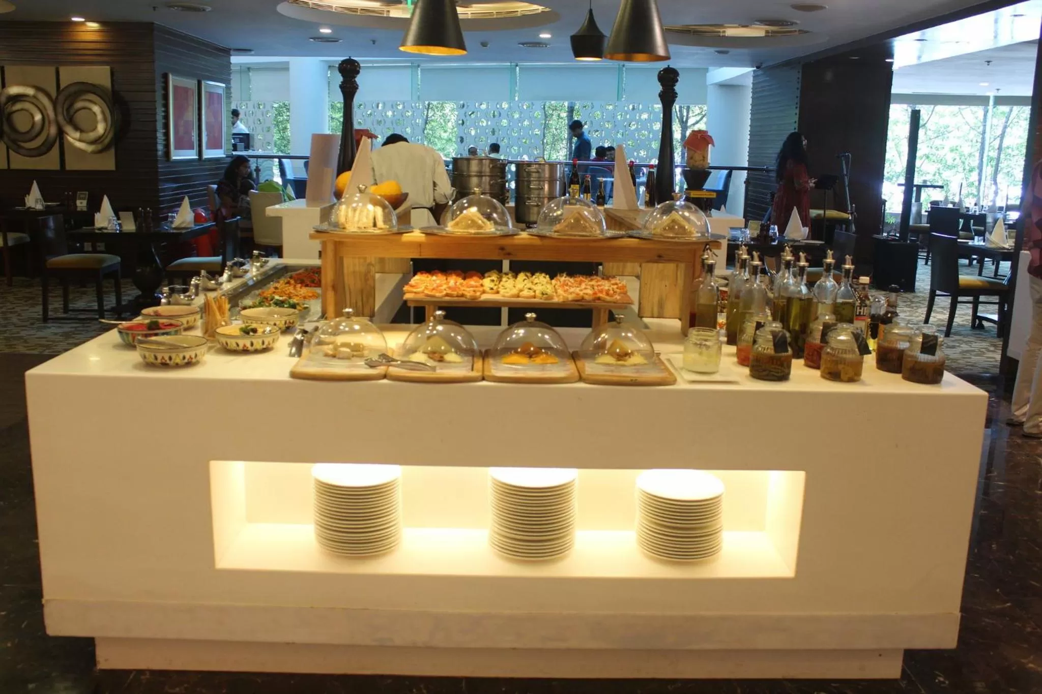 Restaurant/places to eat in Crowne Plaza Ahmedabad City Centre by IHG