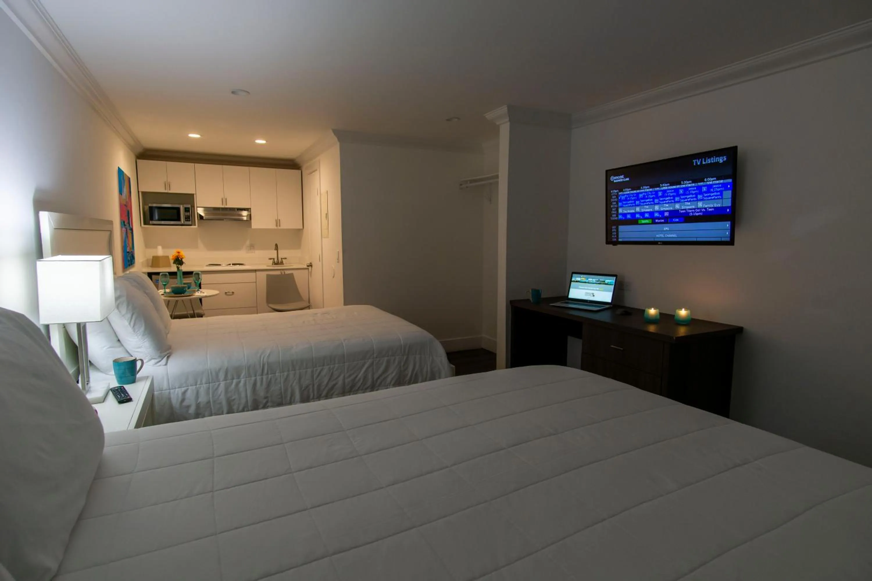 Bed in Spinnaker Inn of Naples