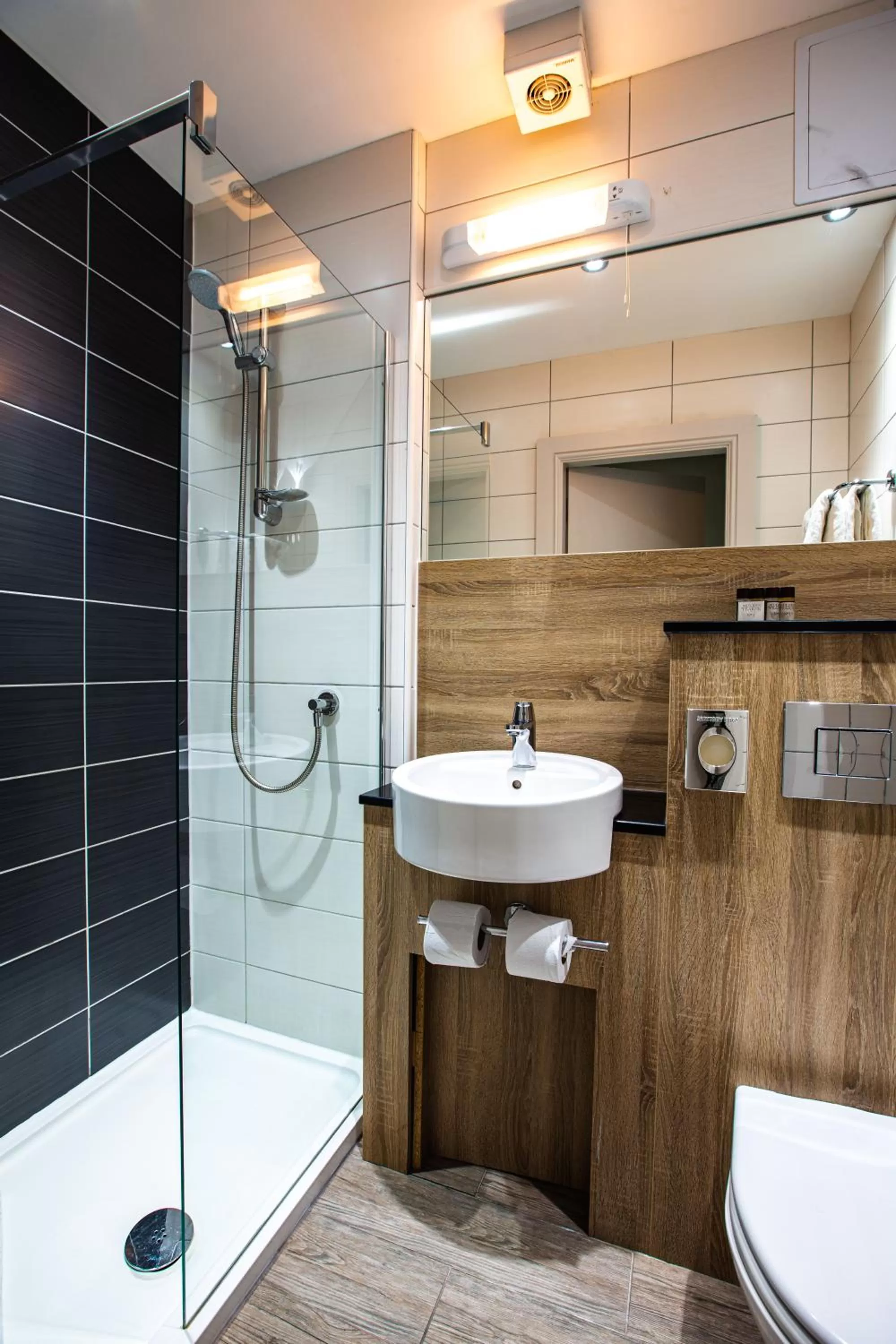 Shower in Cairn Hotel & Apartments
