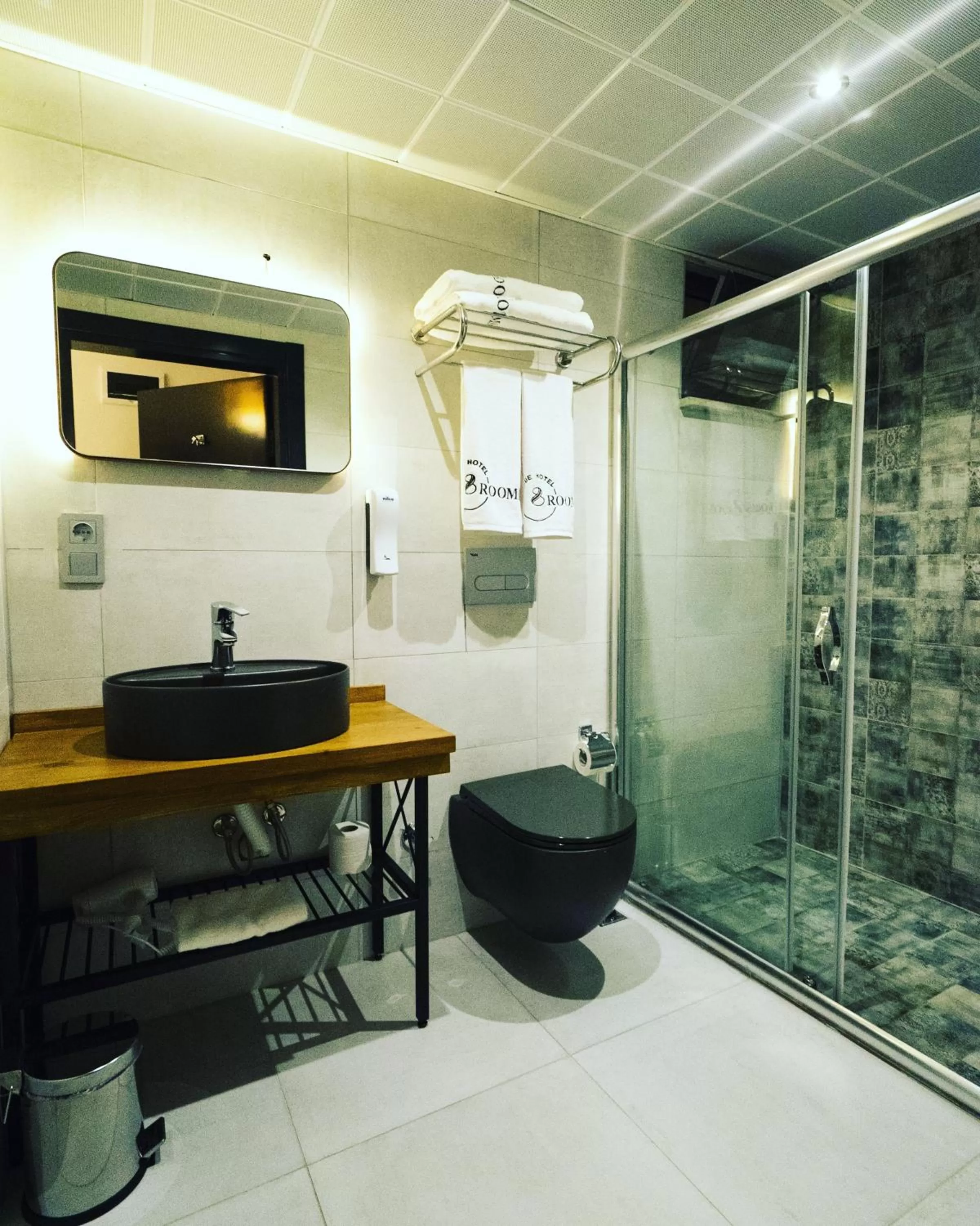 Shower in 8 Rooms Hotel