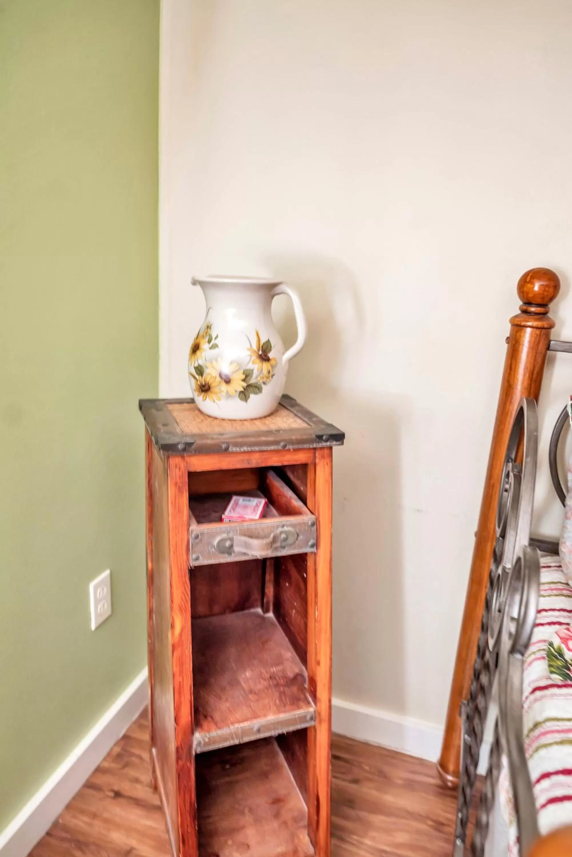Decorative detail, Bed in Full Moon Inn
