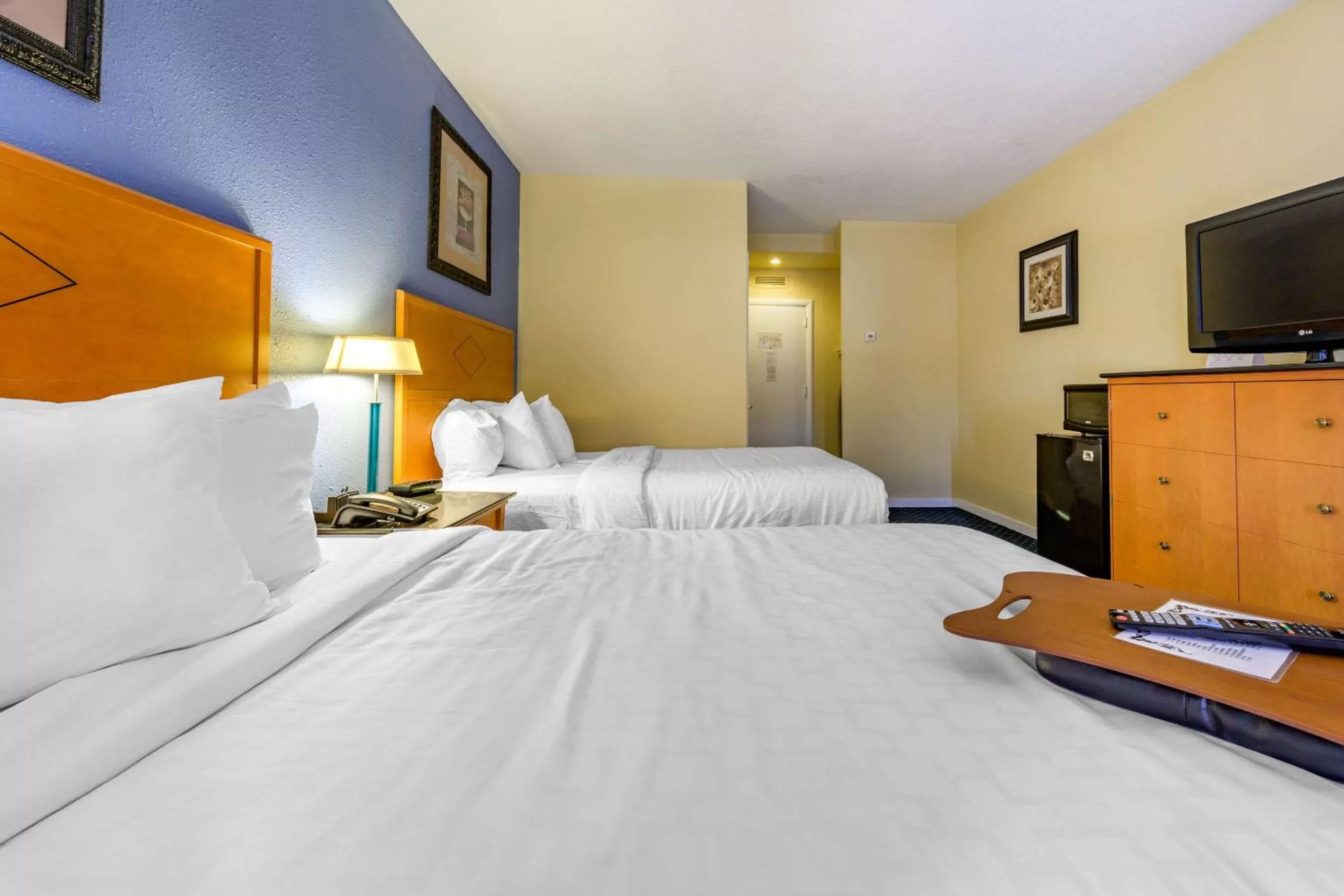 Photo of the whole room, Bed in Days Inn & Suites by Wyndham Lebanon PA