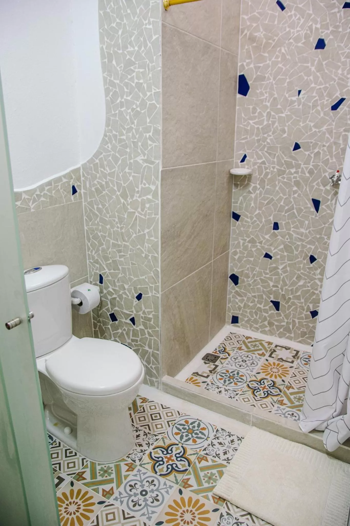 Shower in El Despertar Hotel