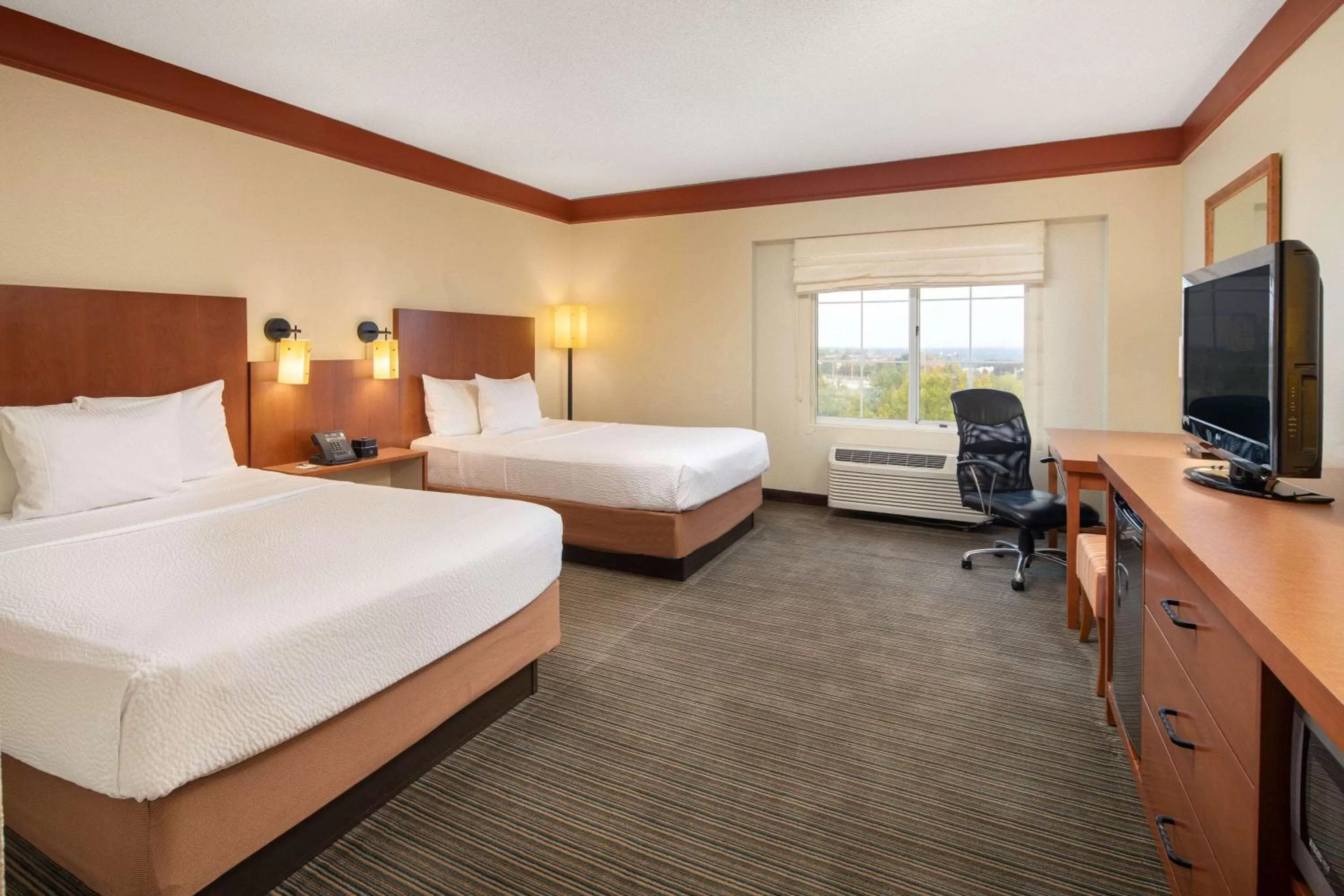 Photo of the whole room, Bed in La Quinta by Wyndham Atlanta Ballpark/Galleria