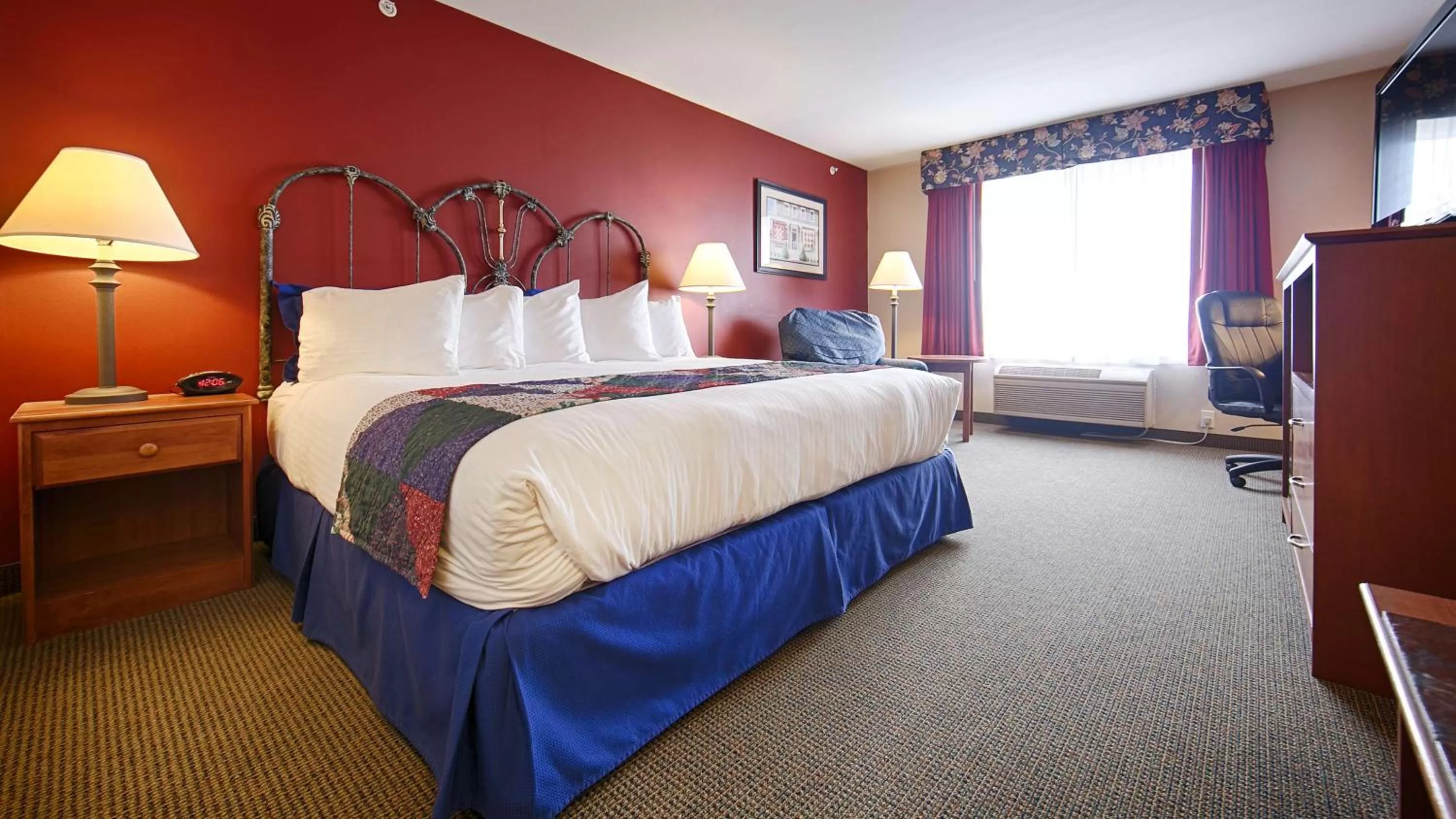 King Suite with Spa Bath - Non-Smoking in Best Western Bronco Inn