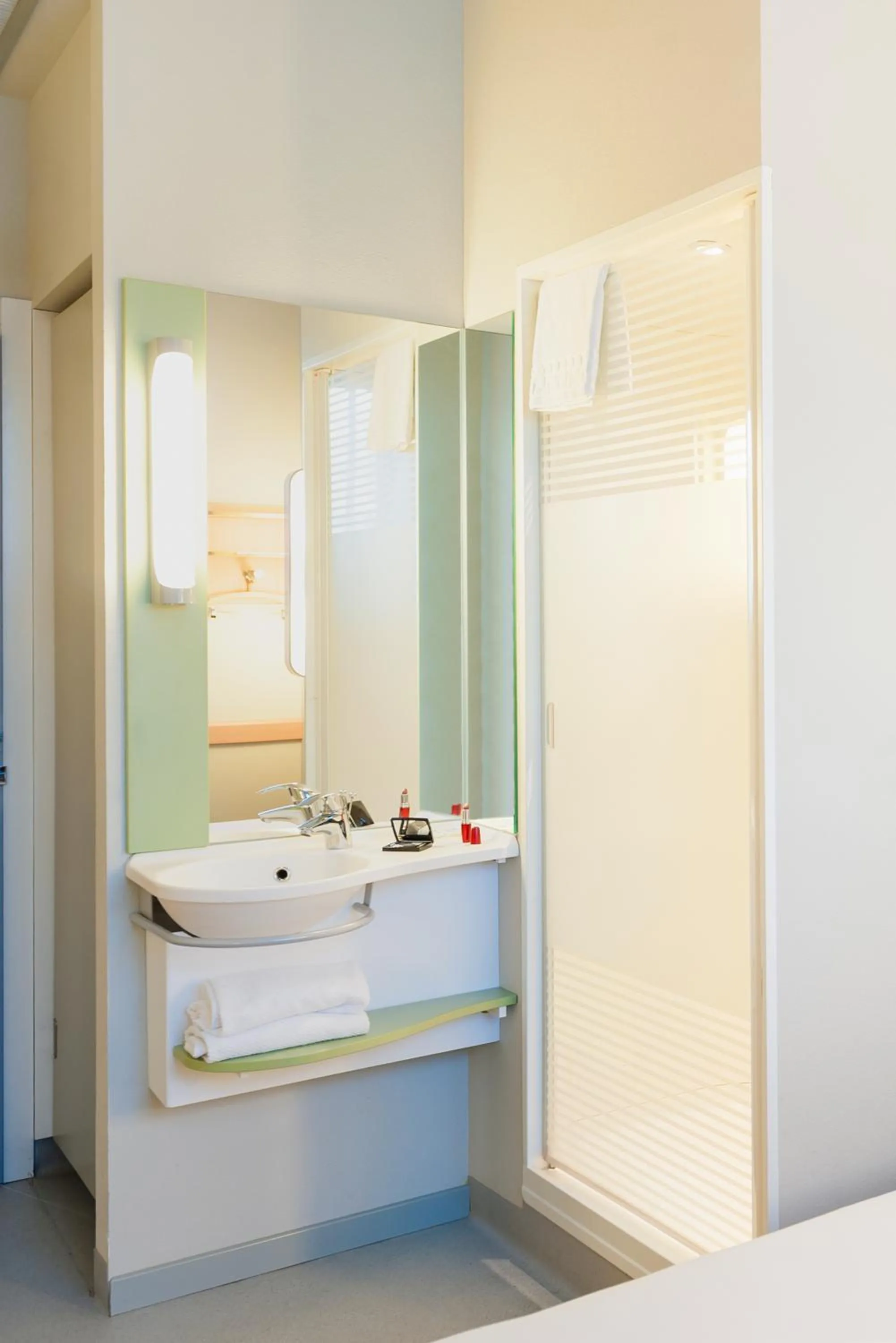 Bathroom in Ibis Budget Madrid Calle 30