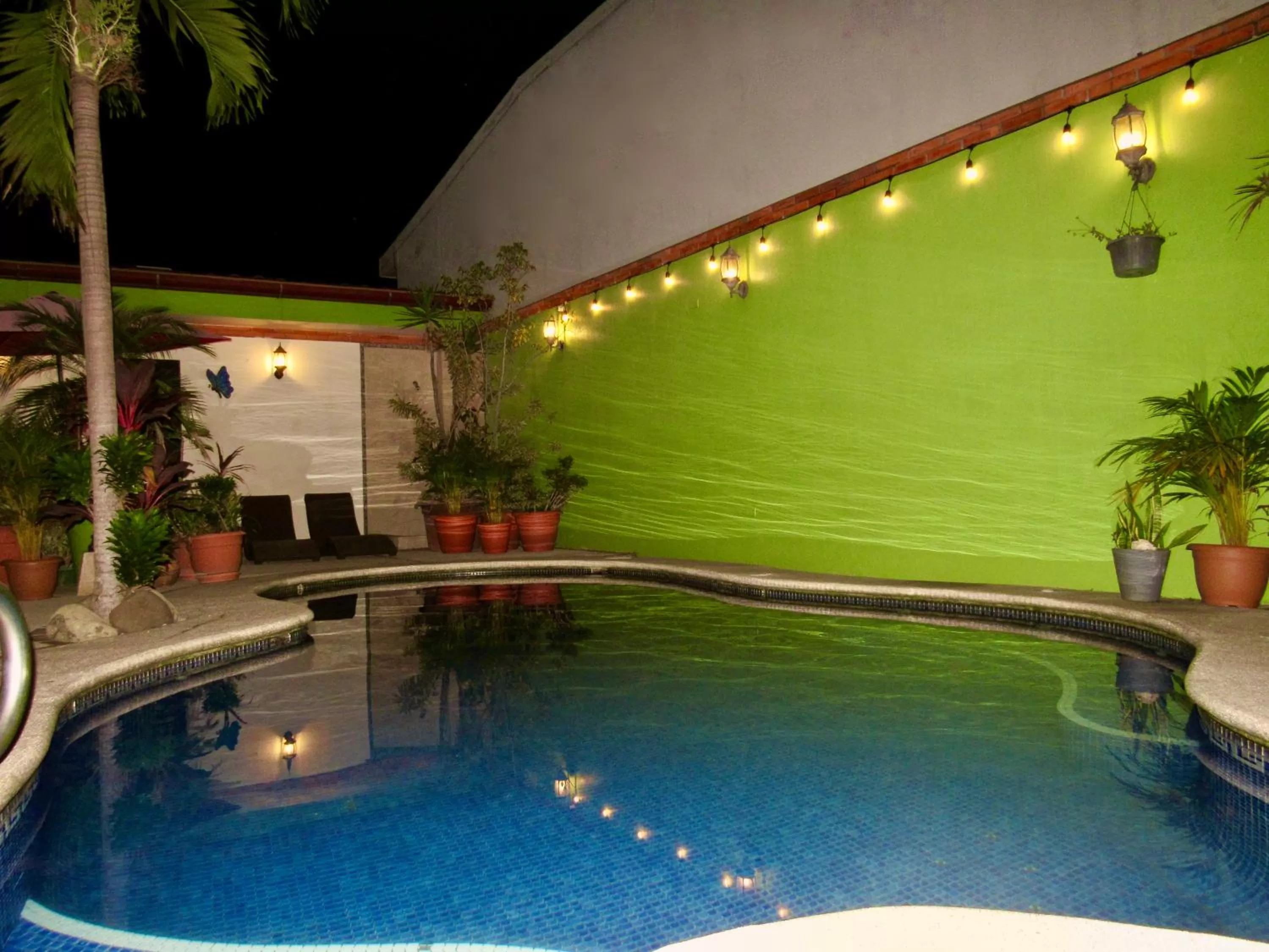 Swimming pool in Hotel La Guaria Inn & Suites