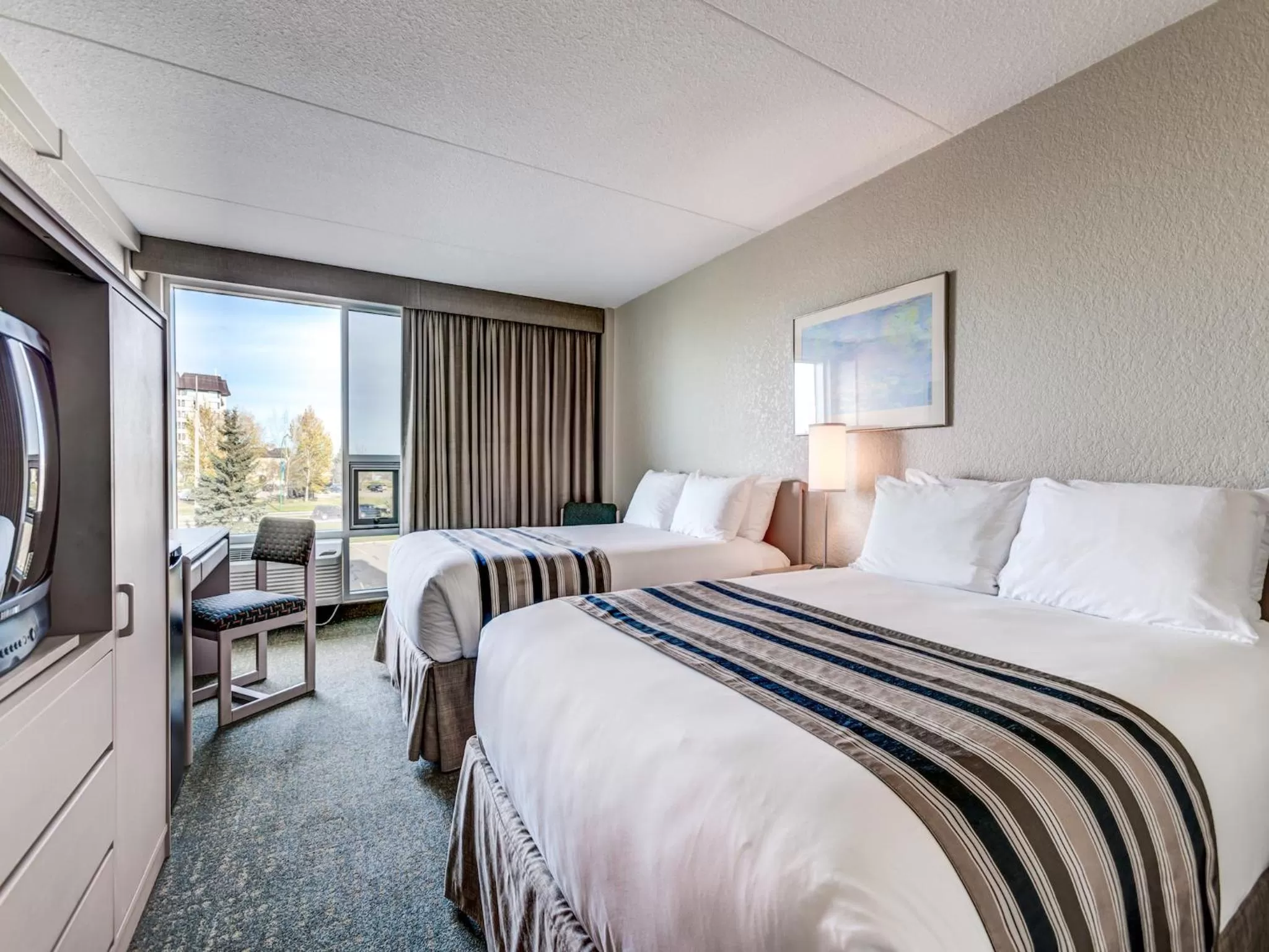 Shower, Bed in Heritage Inn Hotel & Convention Centre - Saskatoon