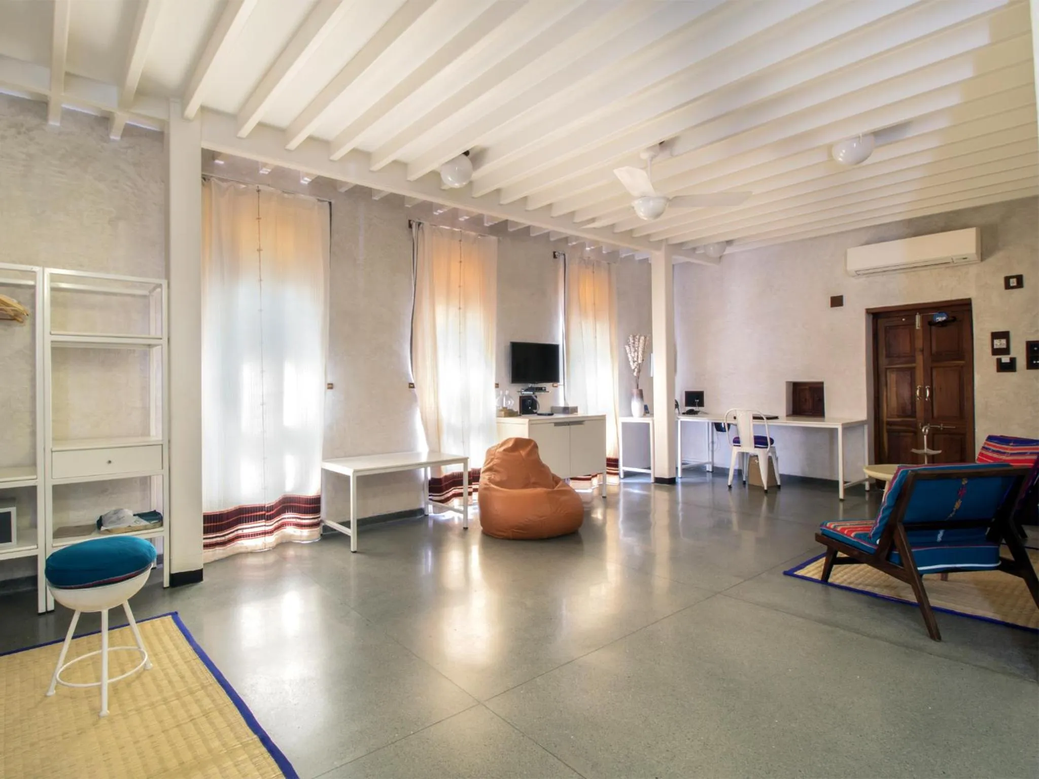 Living room in Mangaldas Ni Haveli II by The House of MG