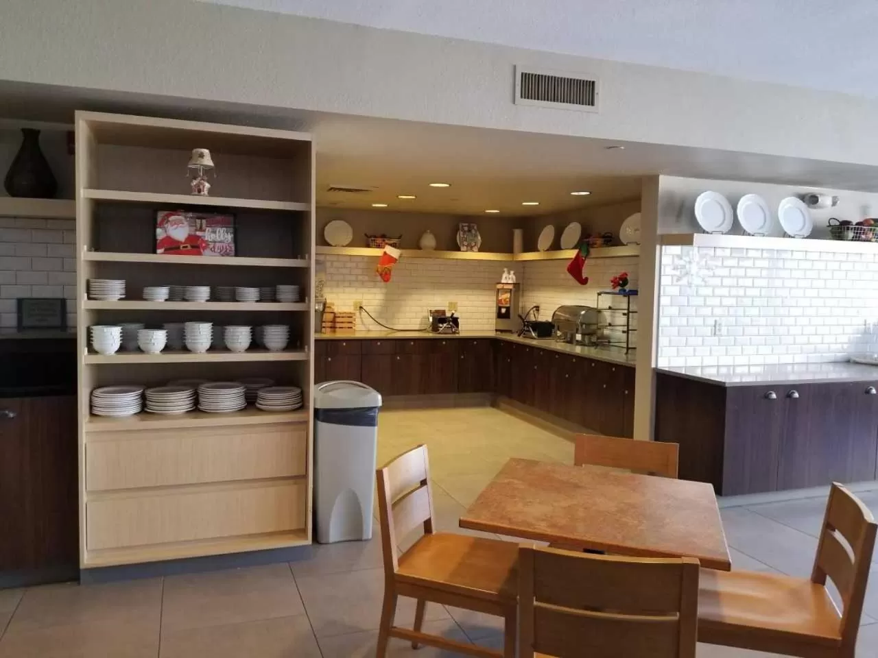 Breakfast in Country Inn & Suites by Radisson, Green Bay East, WI