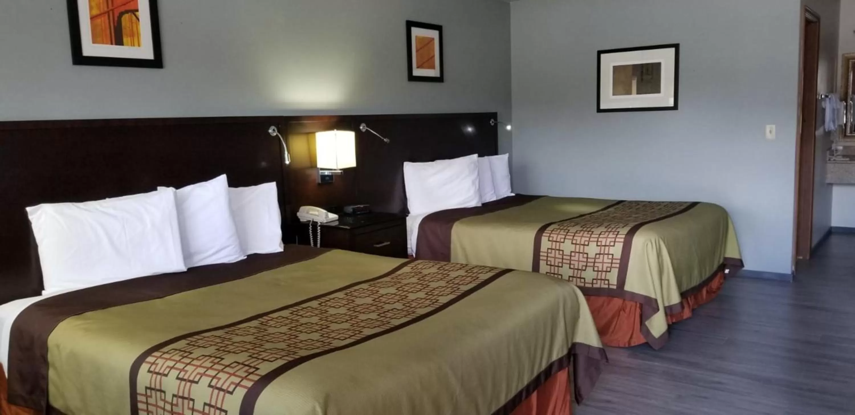 Photo of the whole room, Bed in Stewart Lodge