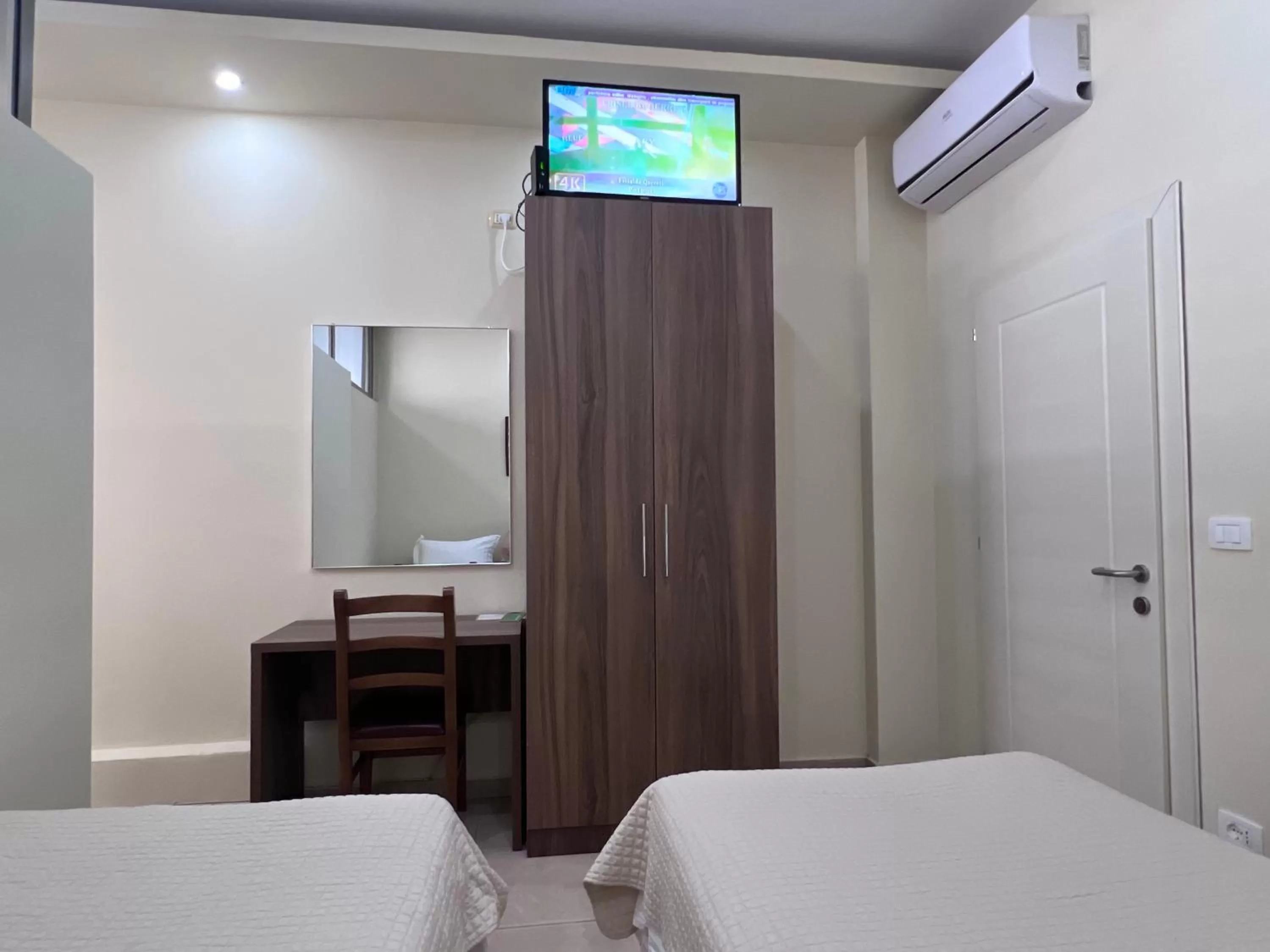 Communal lounge/ TV room, TV/Entertainment Center in Bobi Hotel