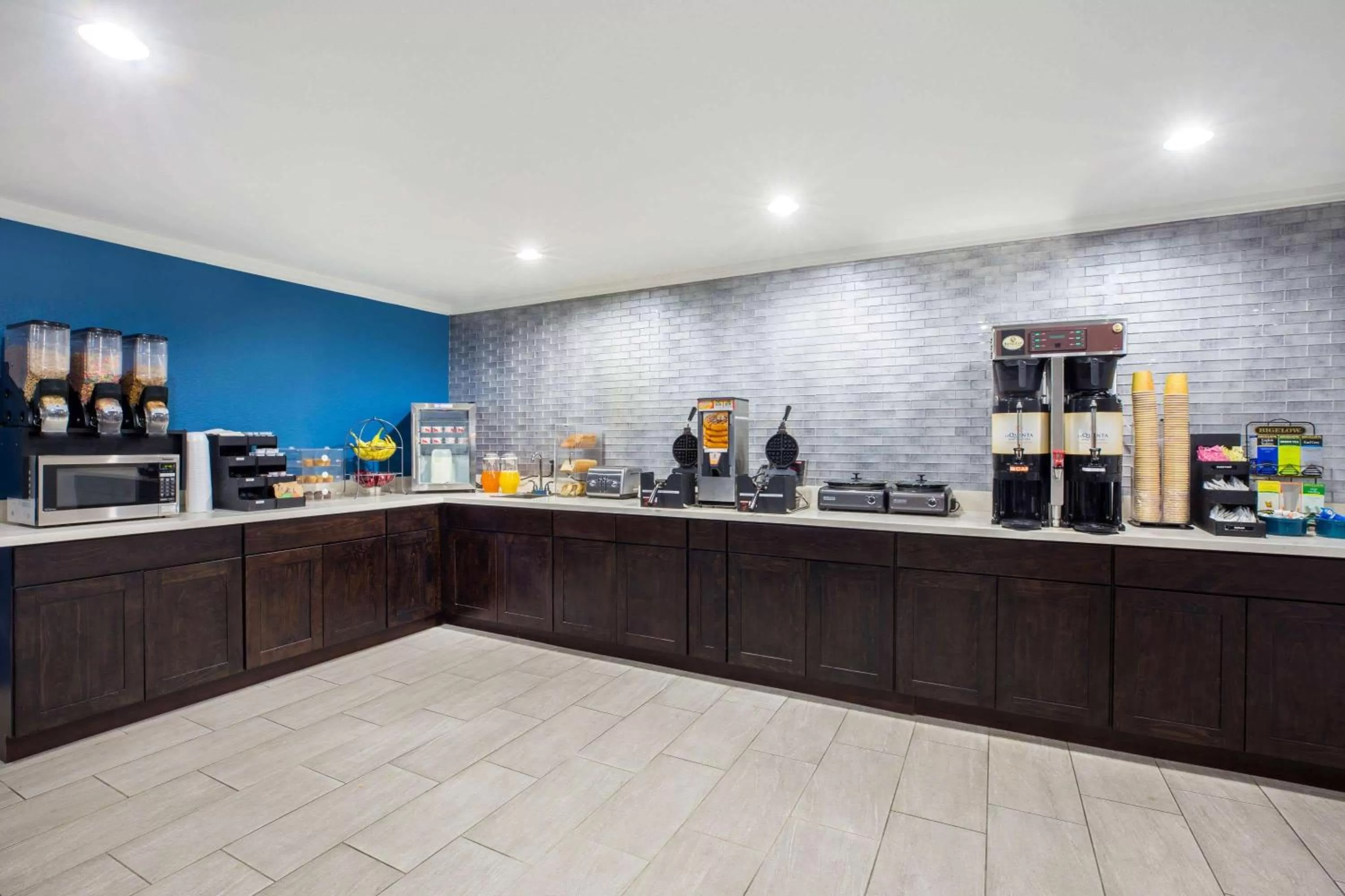 Restaurant/places to eat in La Quinta Inn by Wyndham Everett