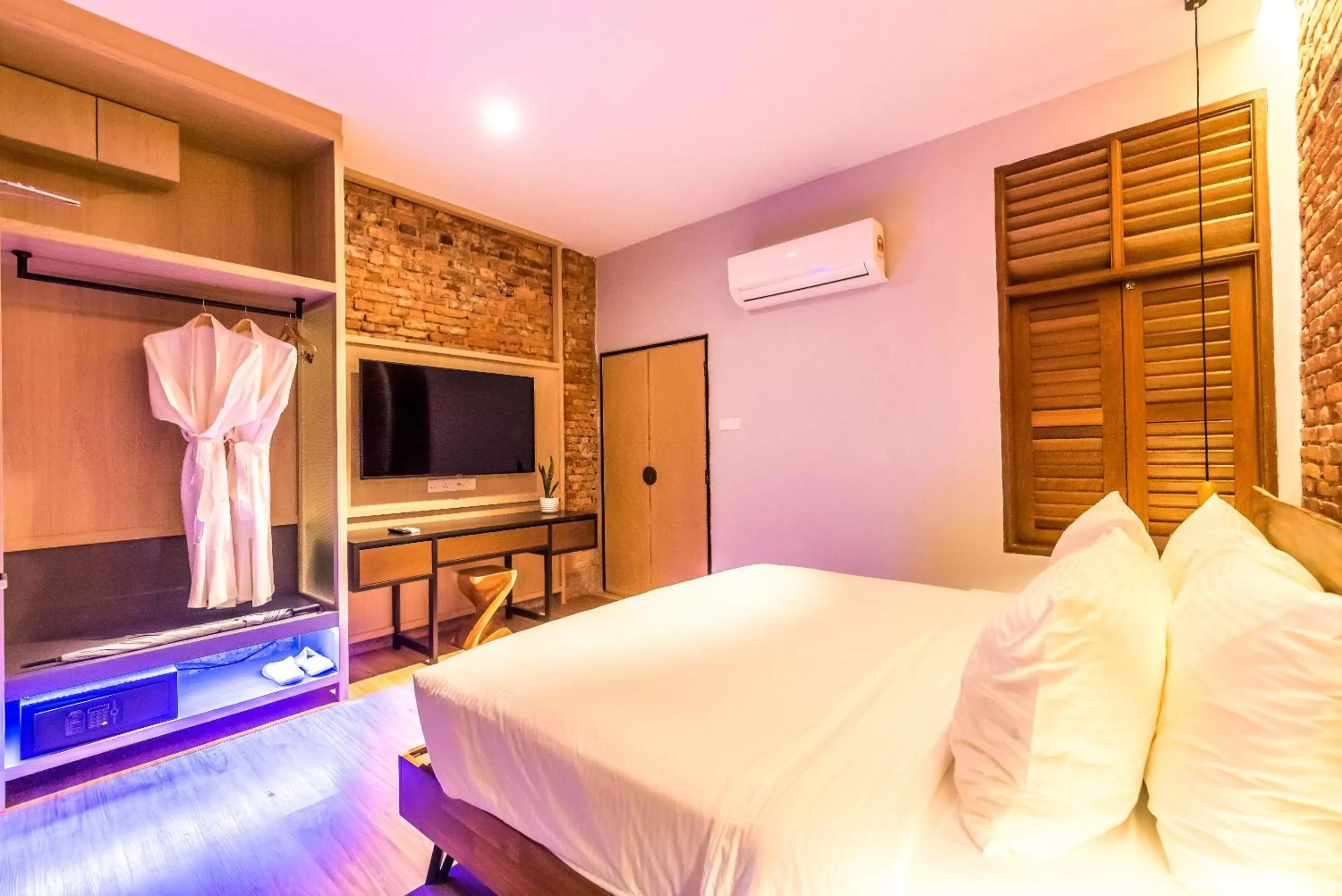 Photo of the whole room, Bed in Tien Terrace Macalister