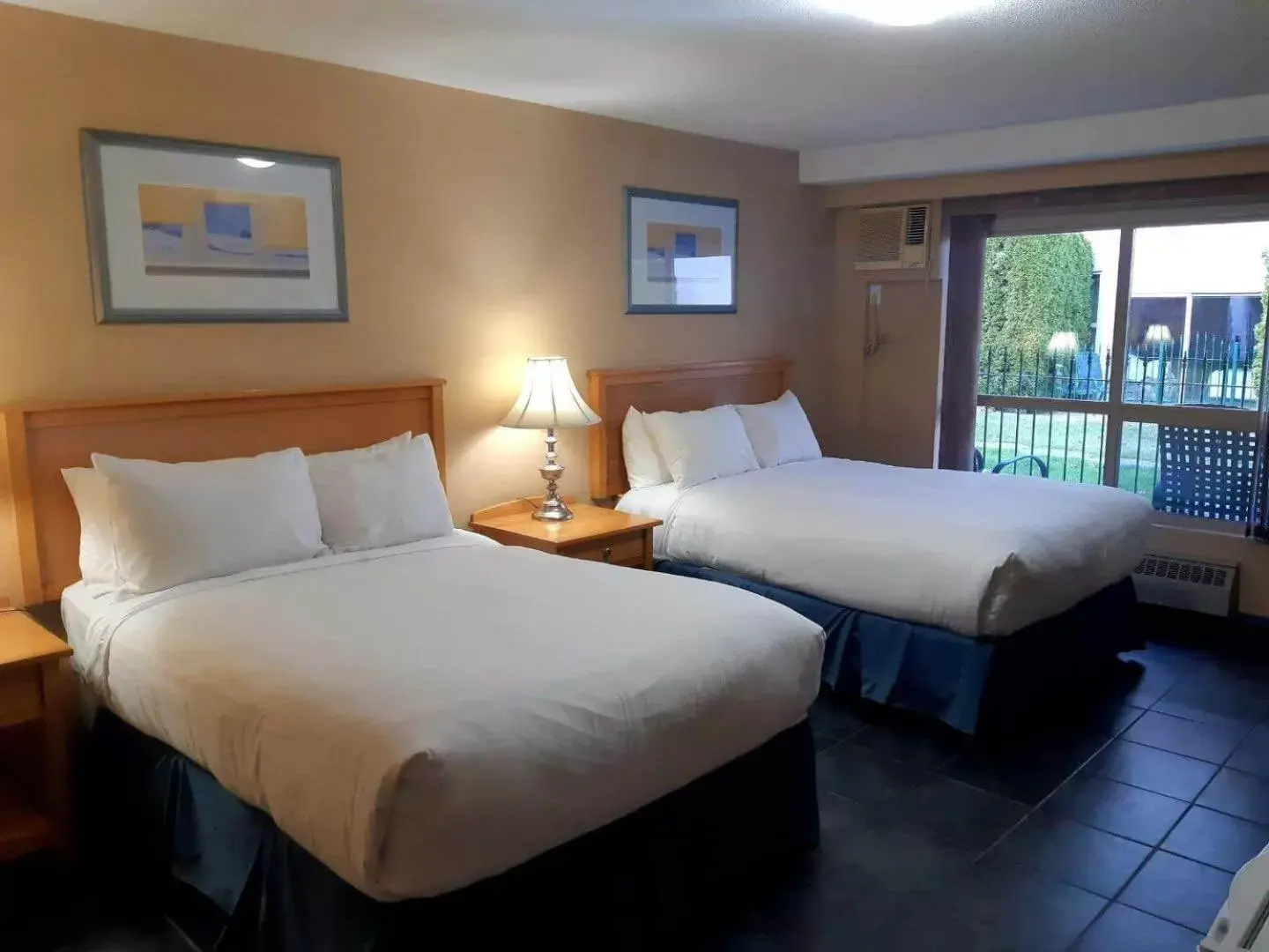 Standard Double Room in Hilltop Inn - Salmon Arm Standard Double Room in Hilltop Inn - Salmon Arm