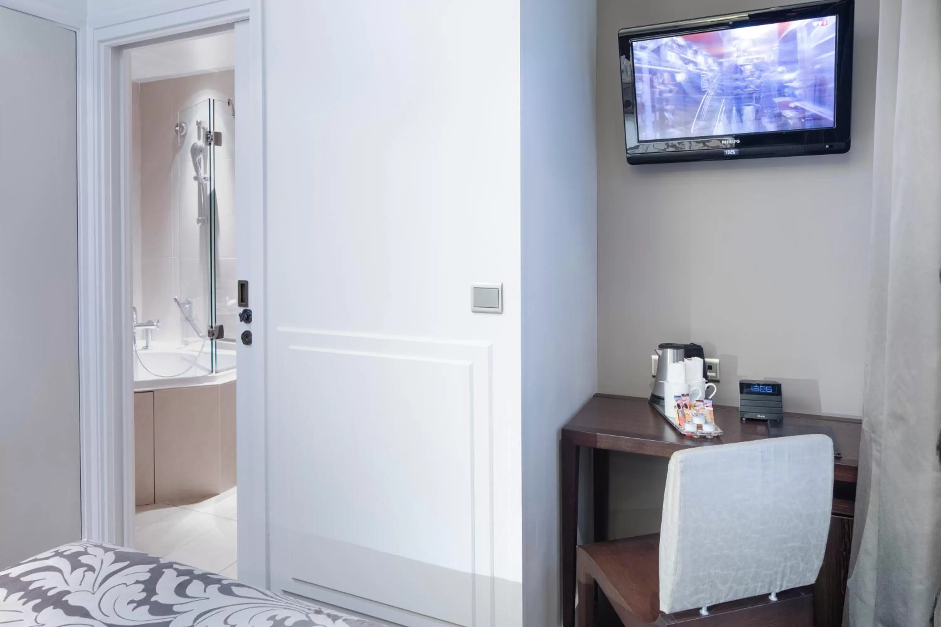 Bedroom in Hôtel Paris Louvre Opéra