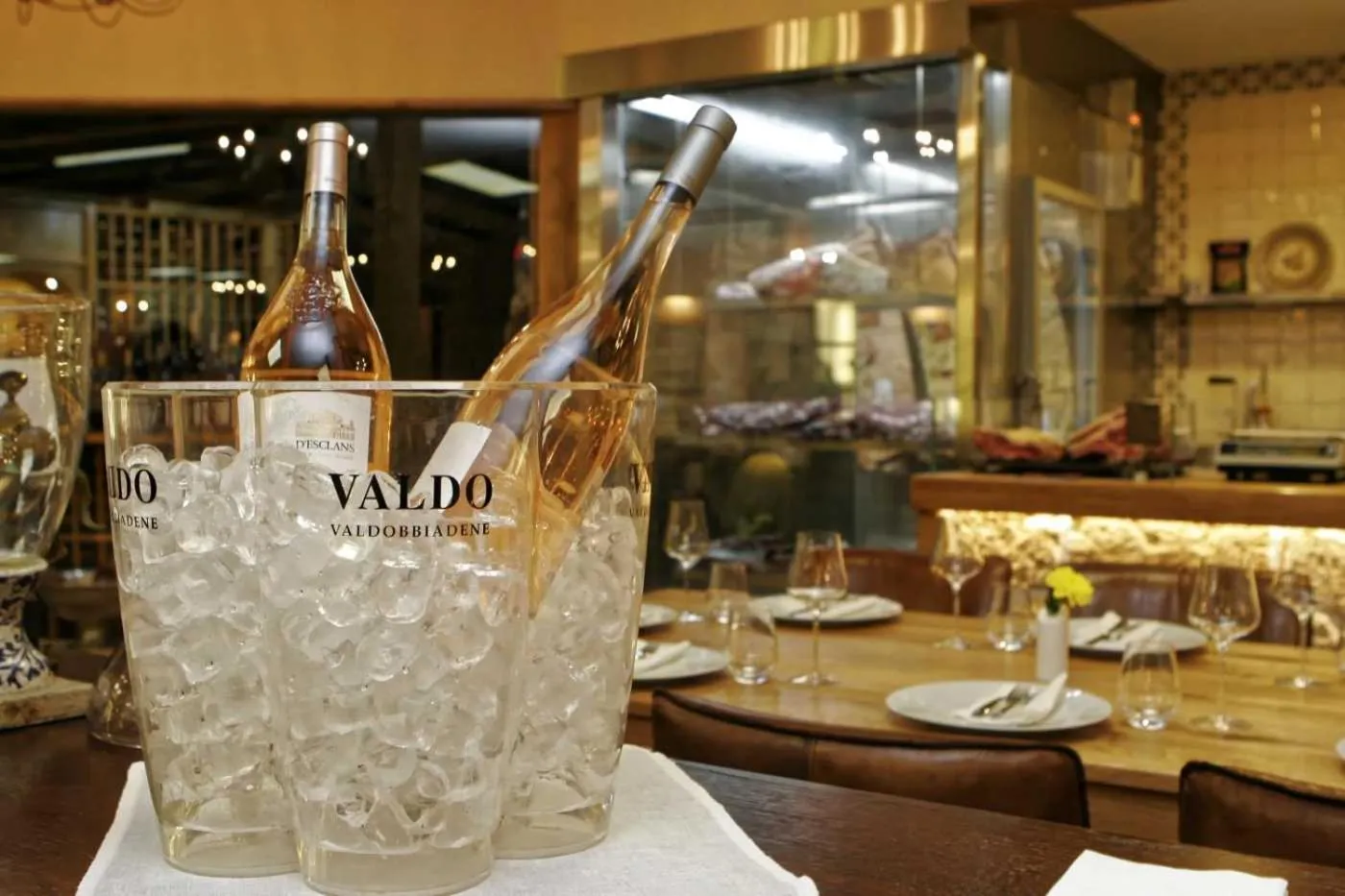 Restaurant/places to eat in Meg-Lozenetz Hotel