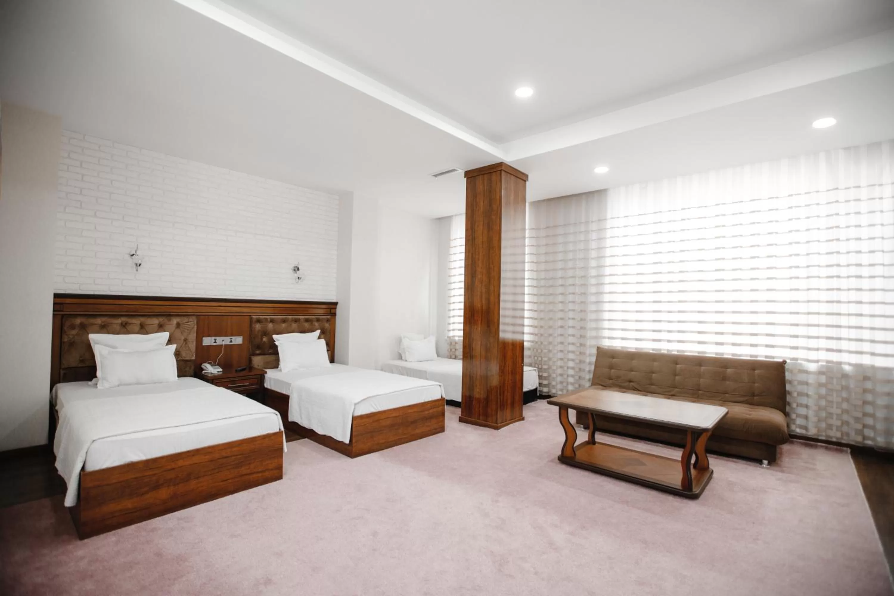 Shower in Shedevr Plaza