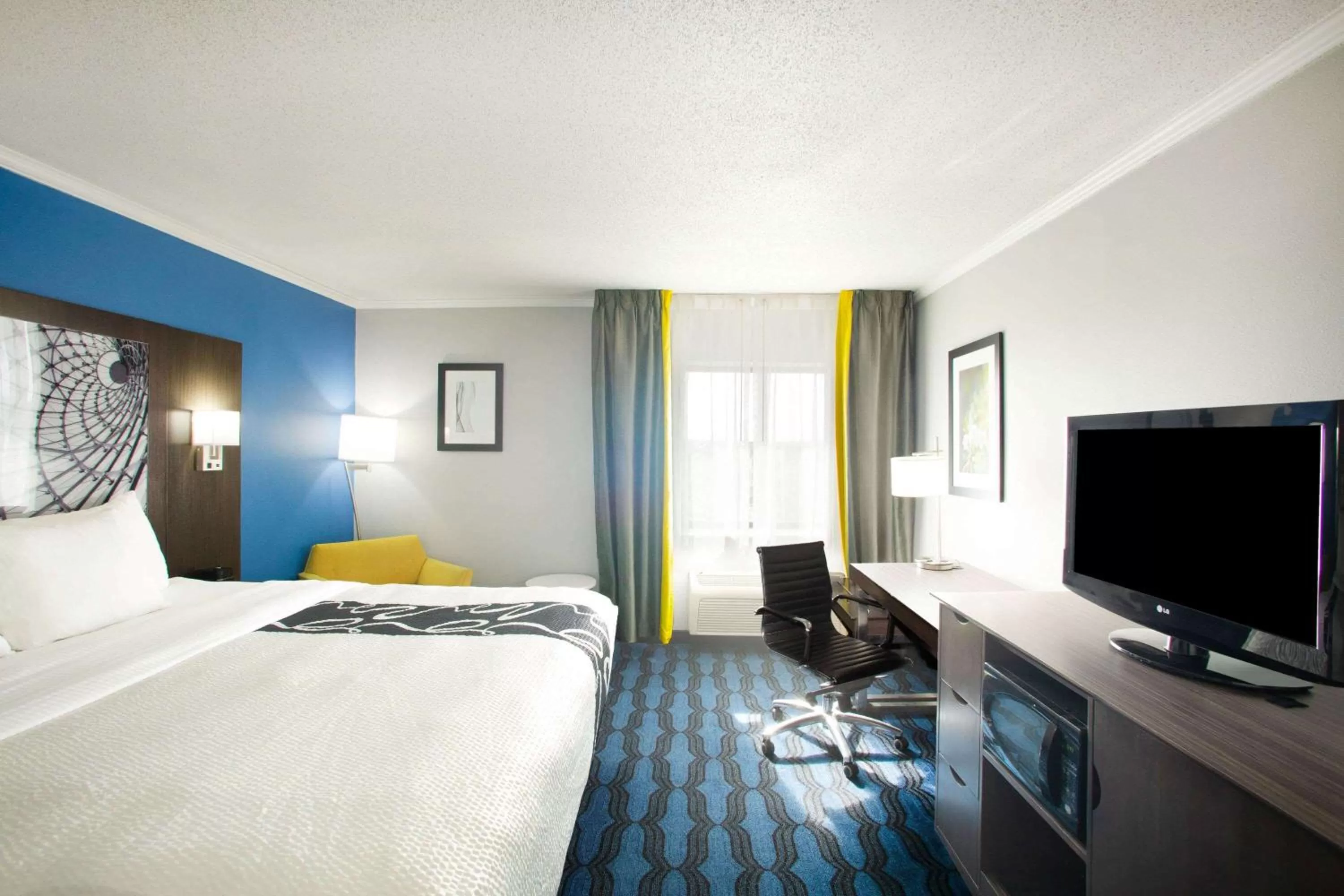 Photo of the whole room, Bed in La Quinta Inn by Wyndham St. Louis Hazelwood - Airport North