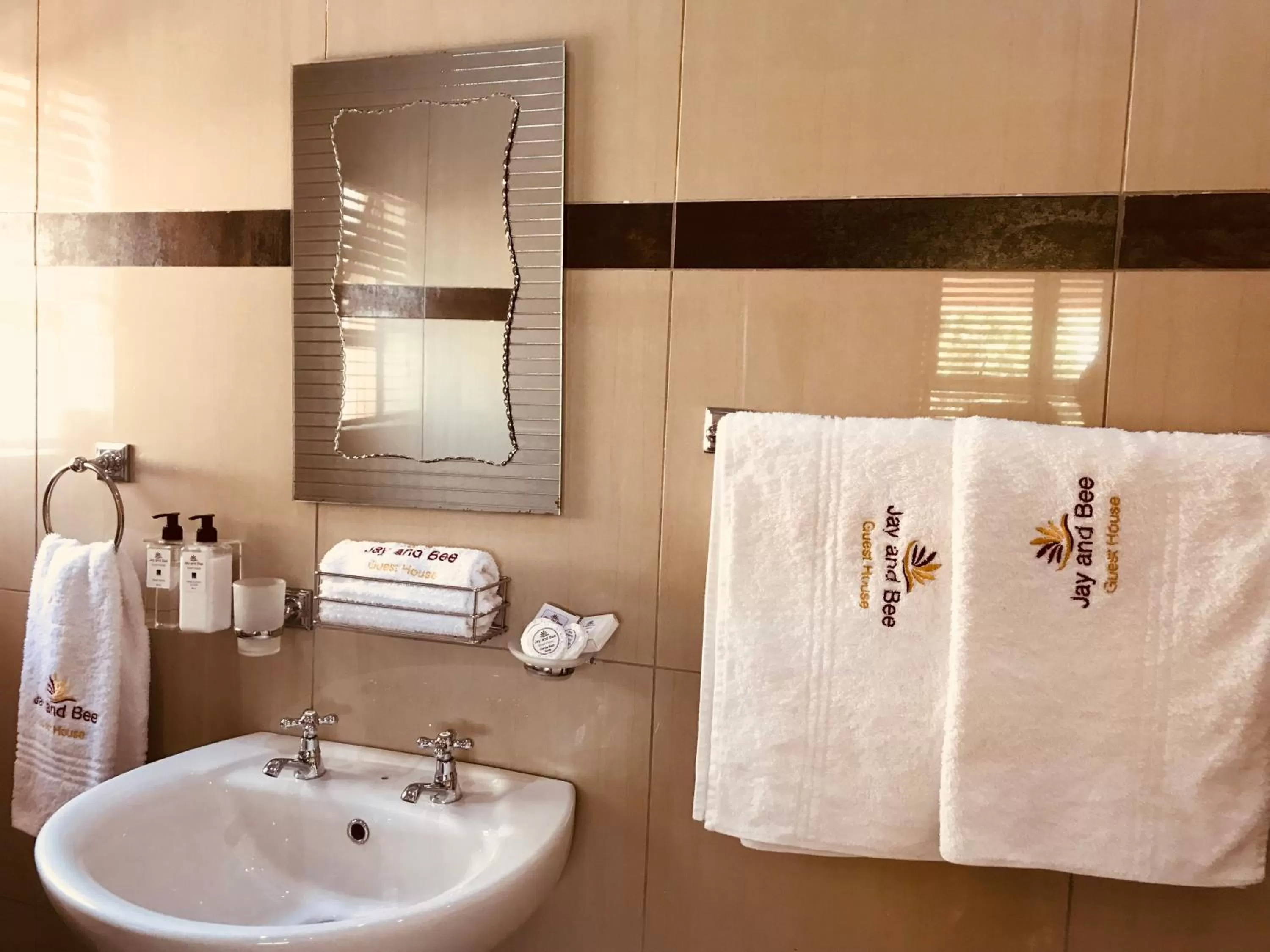 Jay and Bee Guesthouse