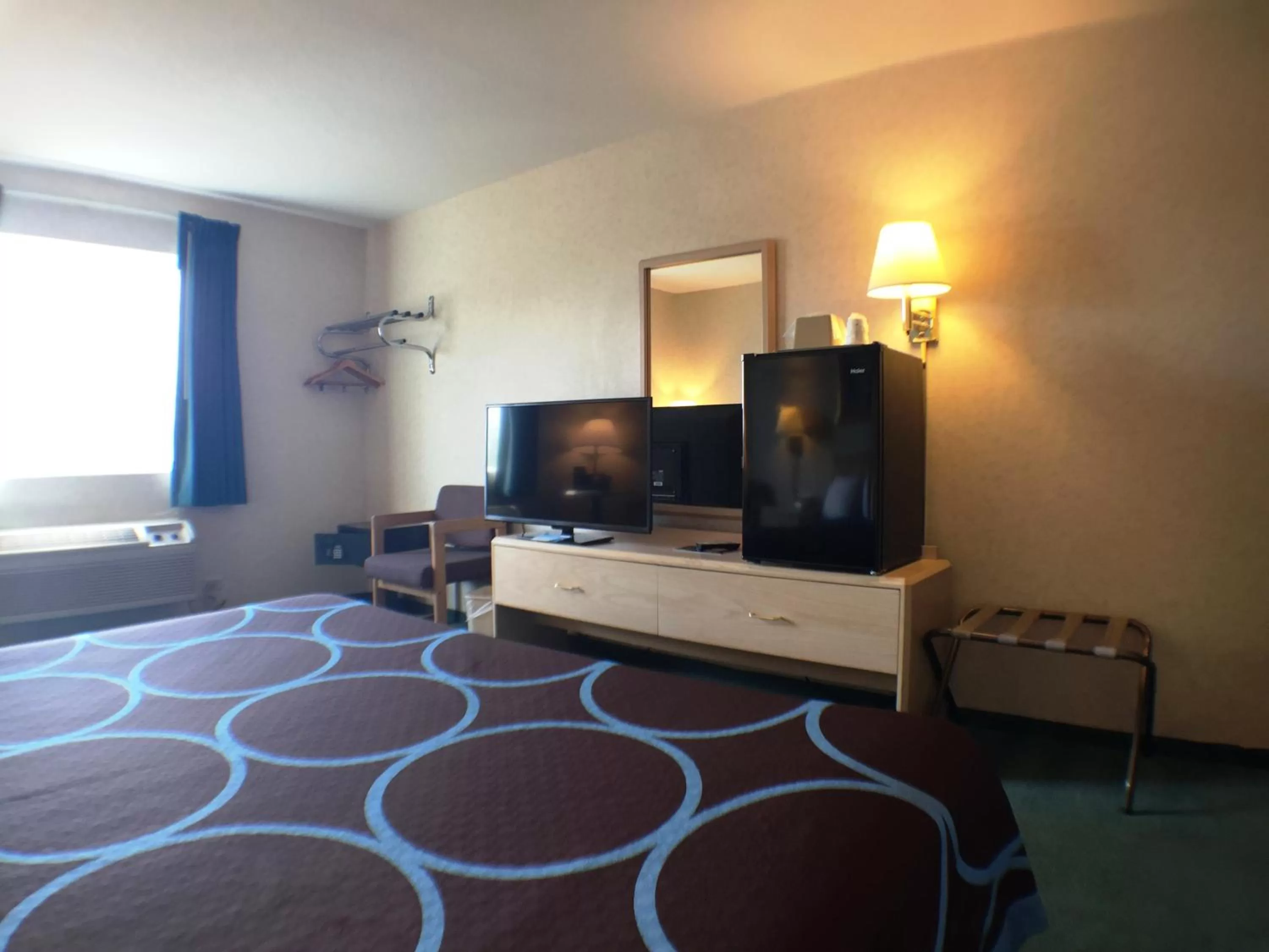 TV and multimedia, Bed in Super 8 by Wyndham Canandaigua