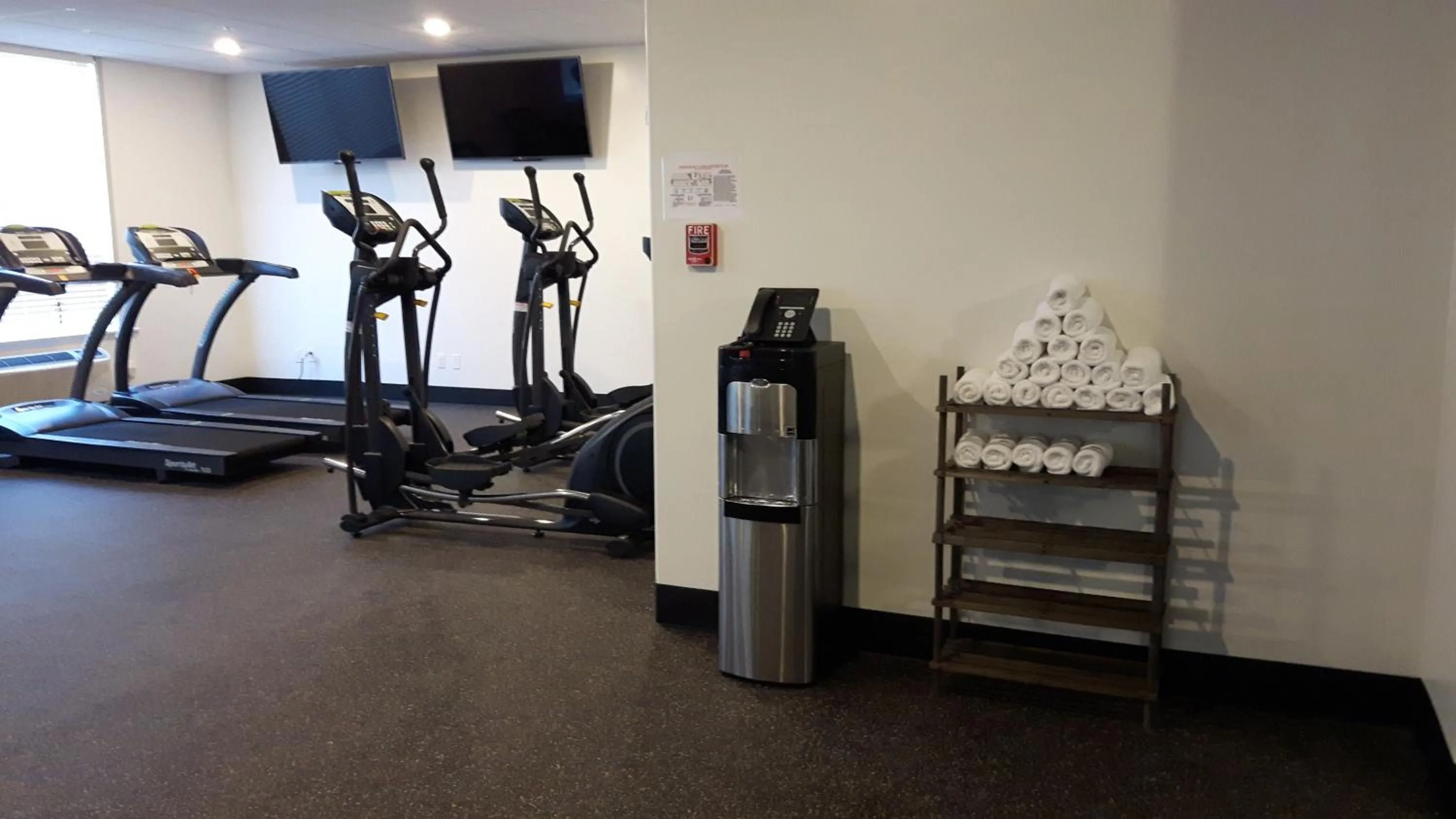 Fitness centre/facilities in Encore Suites by Service Plus Inns