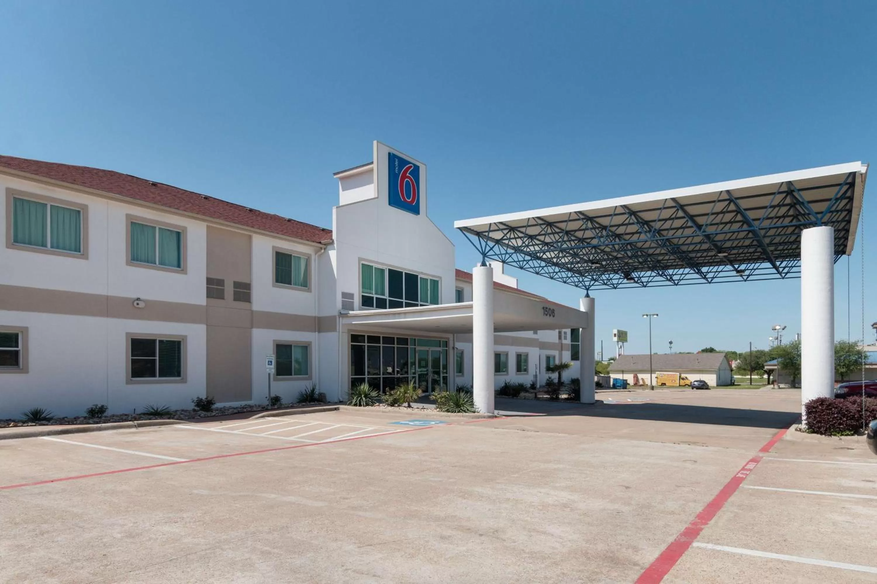 Property building in Motel 6-Hillsboro, TX