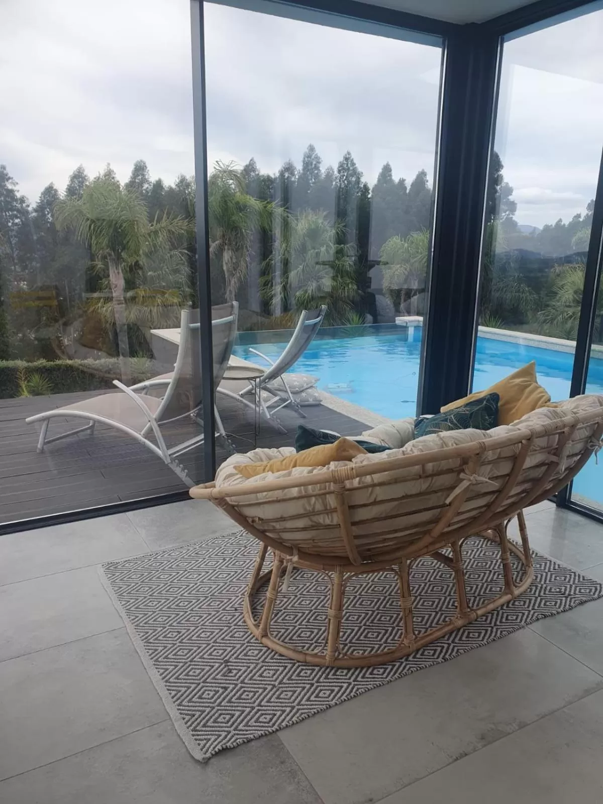 Living room, Swimming Pool in Space Zen