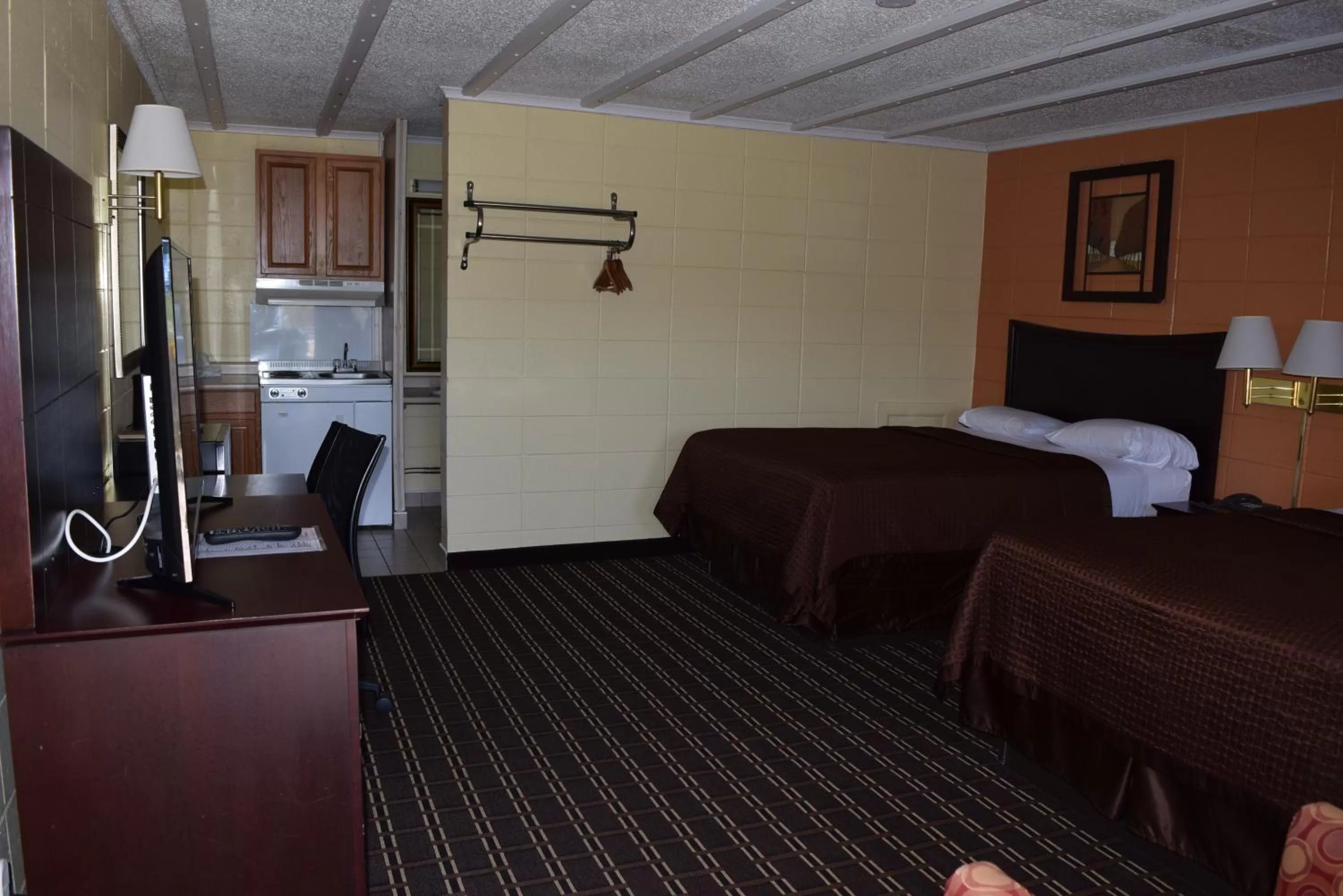 Photo of the whole room, Bed in White Oaks Motel Pennsville/Carneys Point