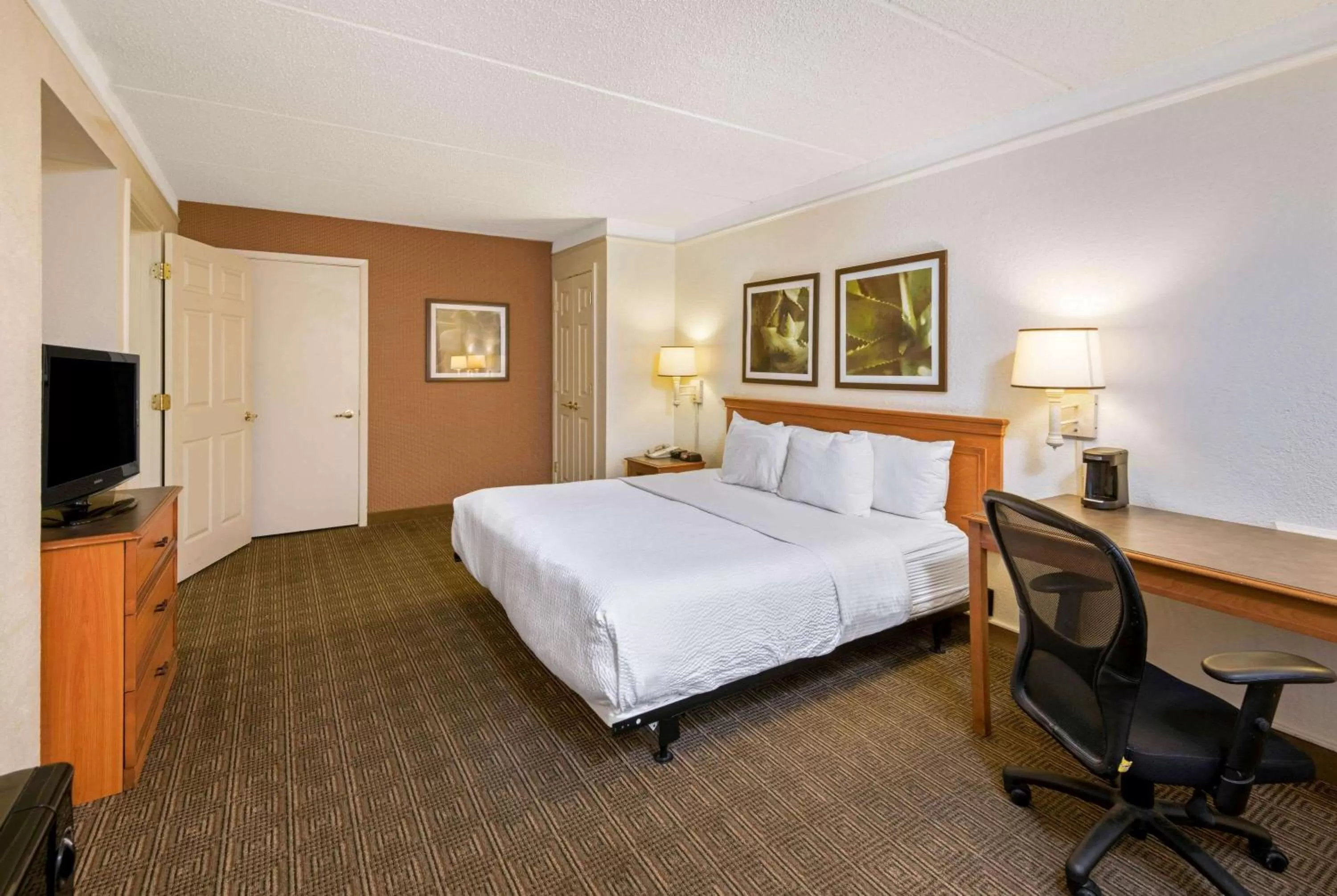 Photo of the whole room, Bed in La Quinta Inn by Wyndham San Antonio Market Square