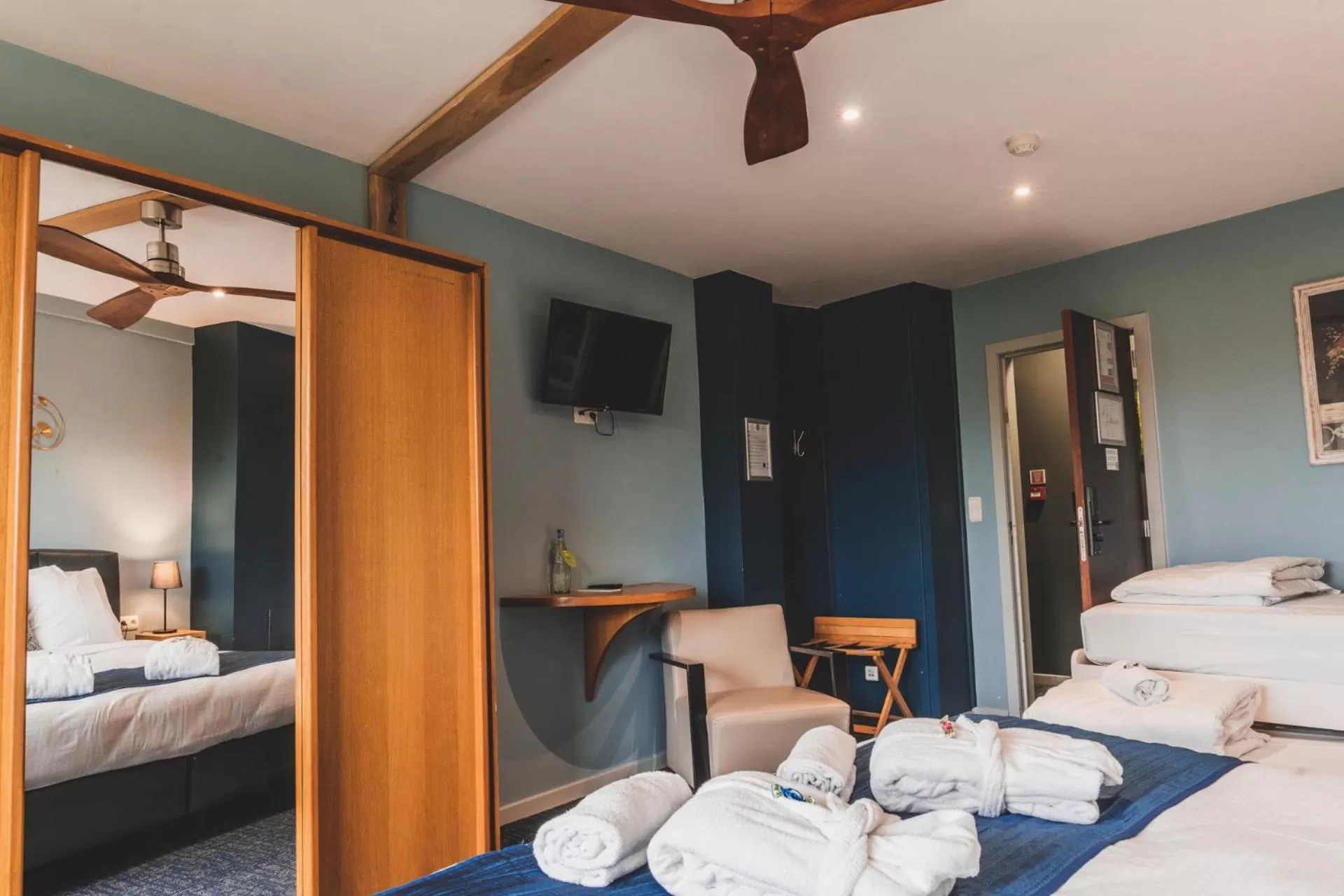 Bedroom, Bed in Mont-des-Pins