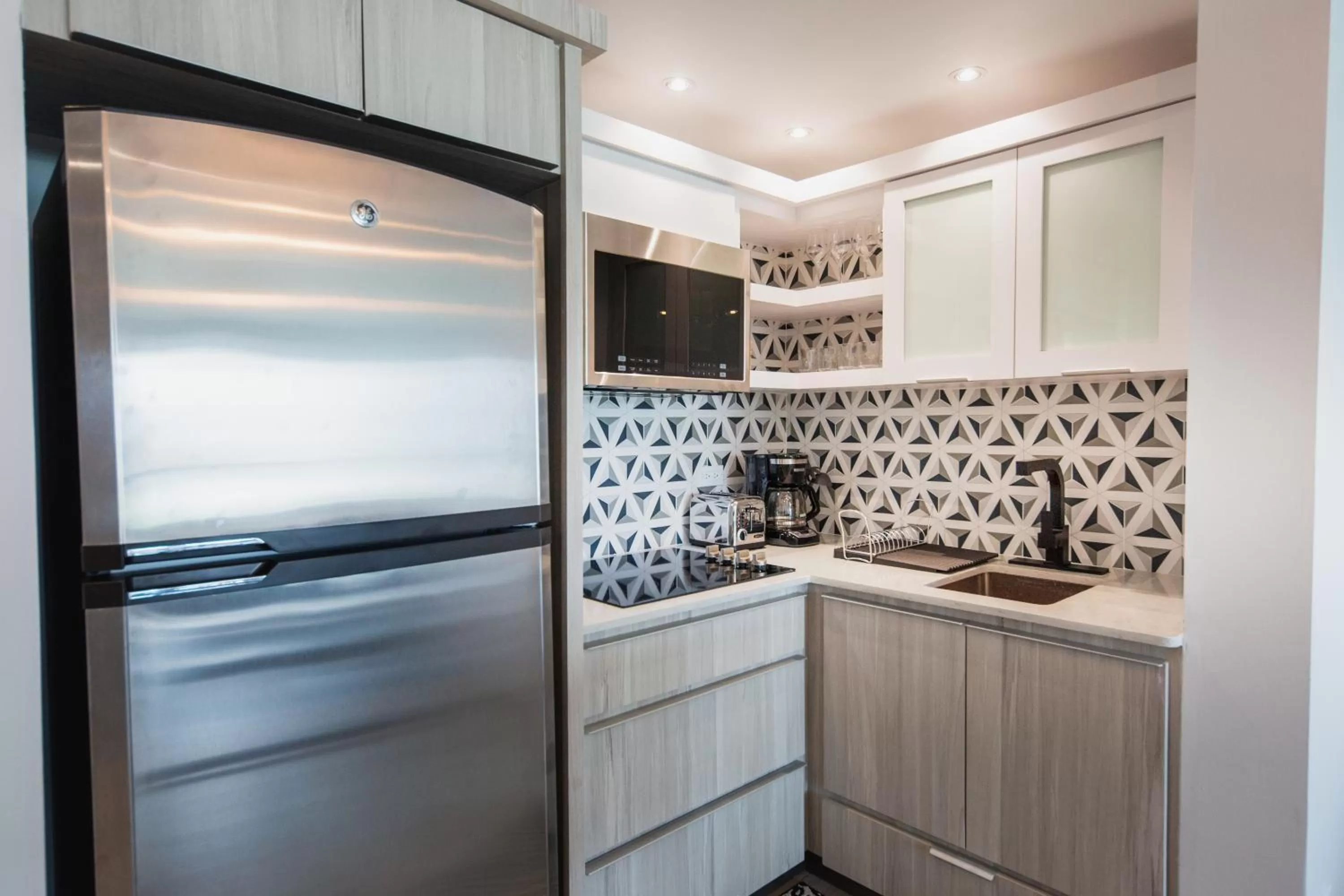 Kitchen or kitchenette in ESJ Towers by Chana