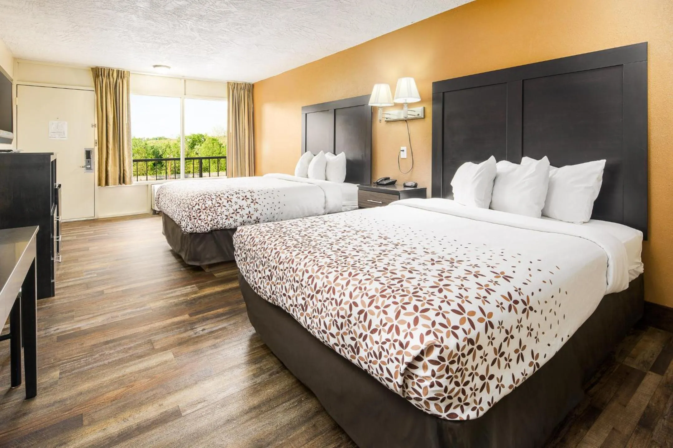 Bedroom, Bed in Americana Inn a Travelodge by Wyndham