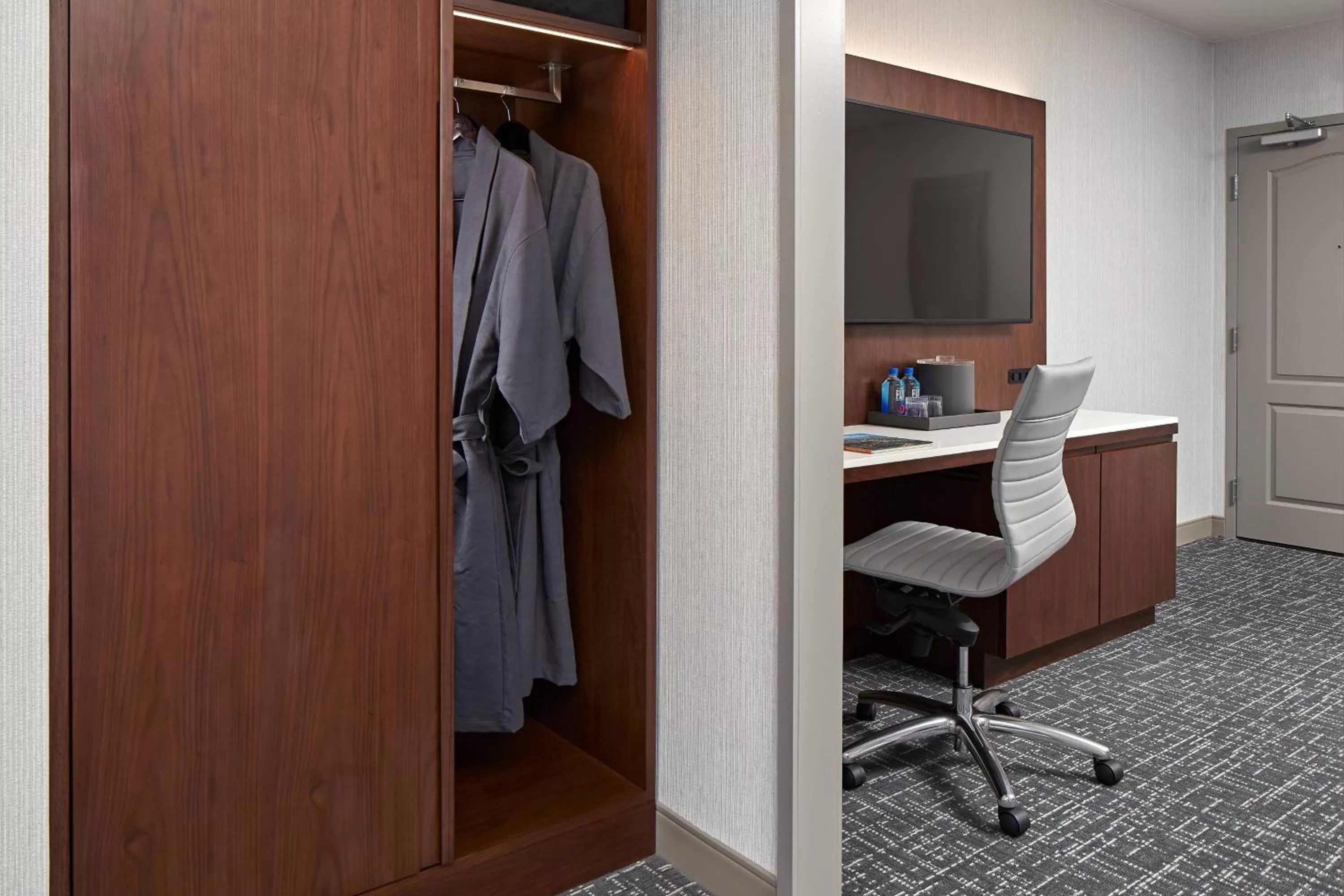 Photo of the whole room, TV/Entertainment Center in San Mateo Marriott San Francisco Airport