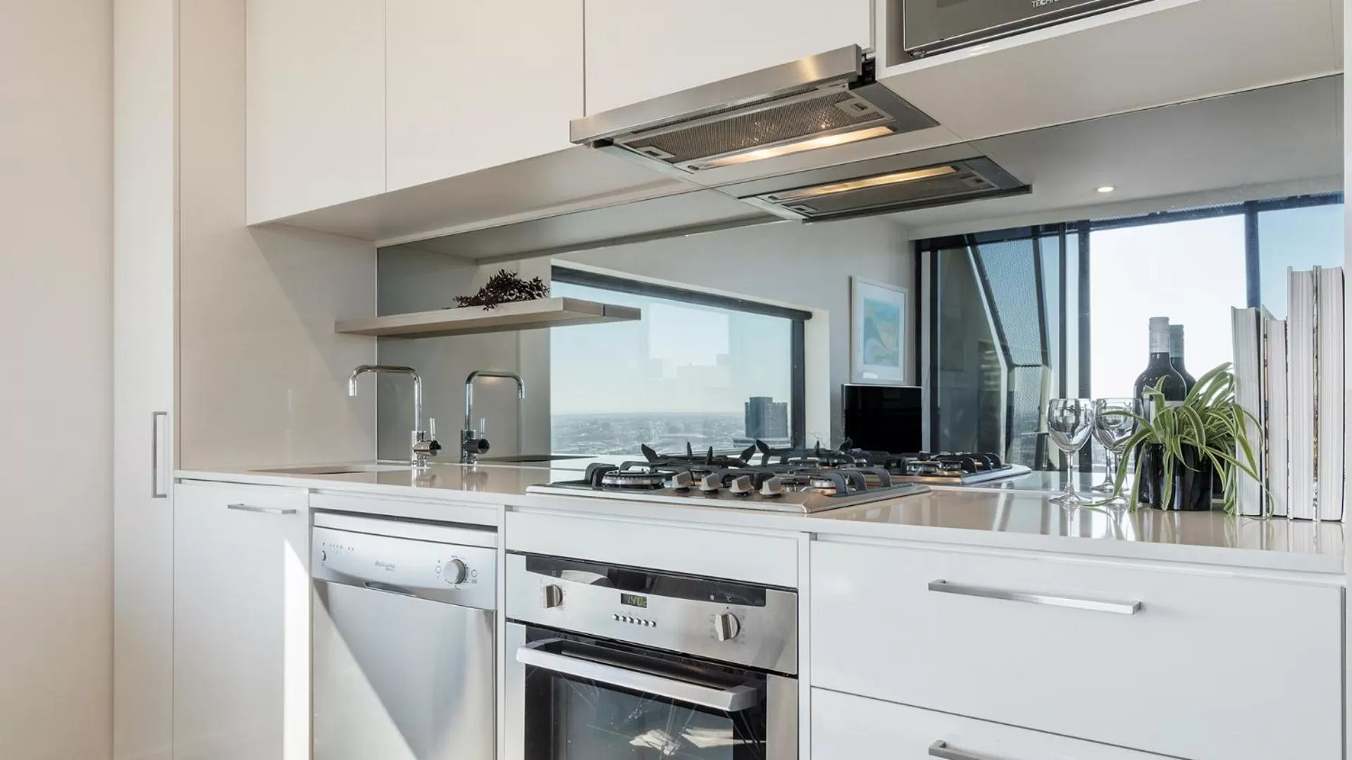 Kitchen or kitchenette in Oaks Melbourne on William Suites