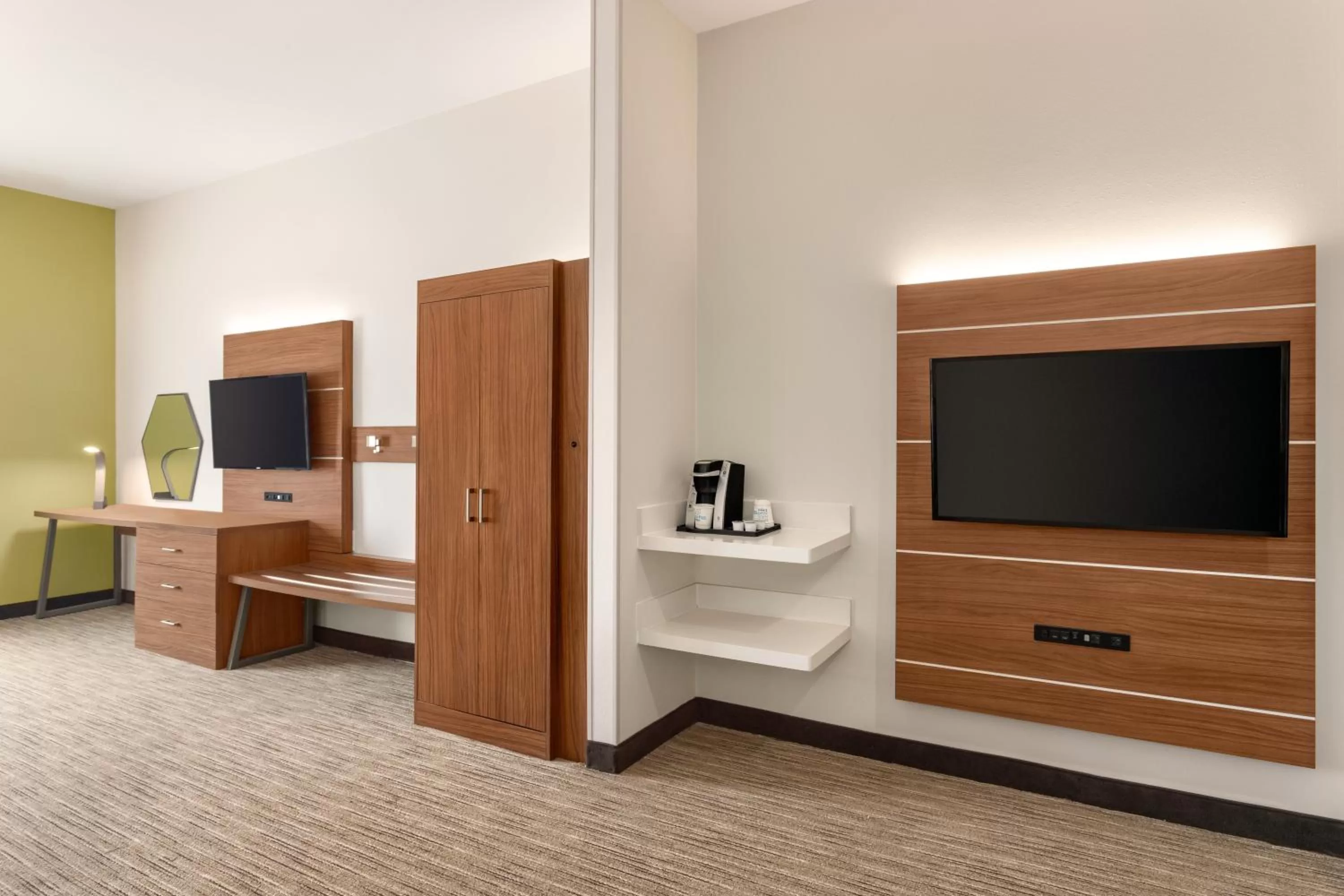 Photo of the whole room, Bed in Holiday Inn Express & Suites Searcy by IHG