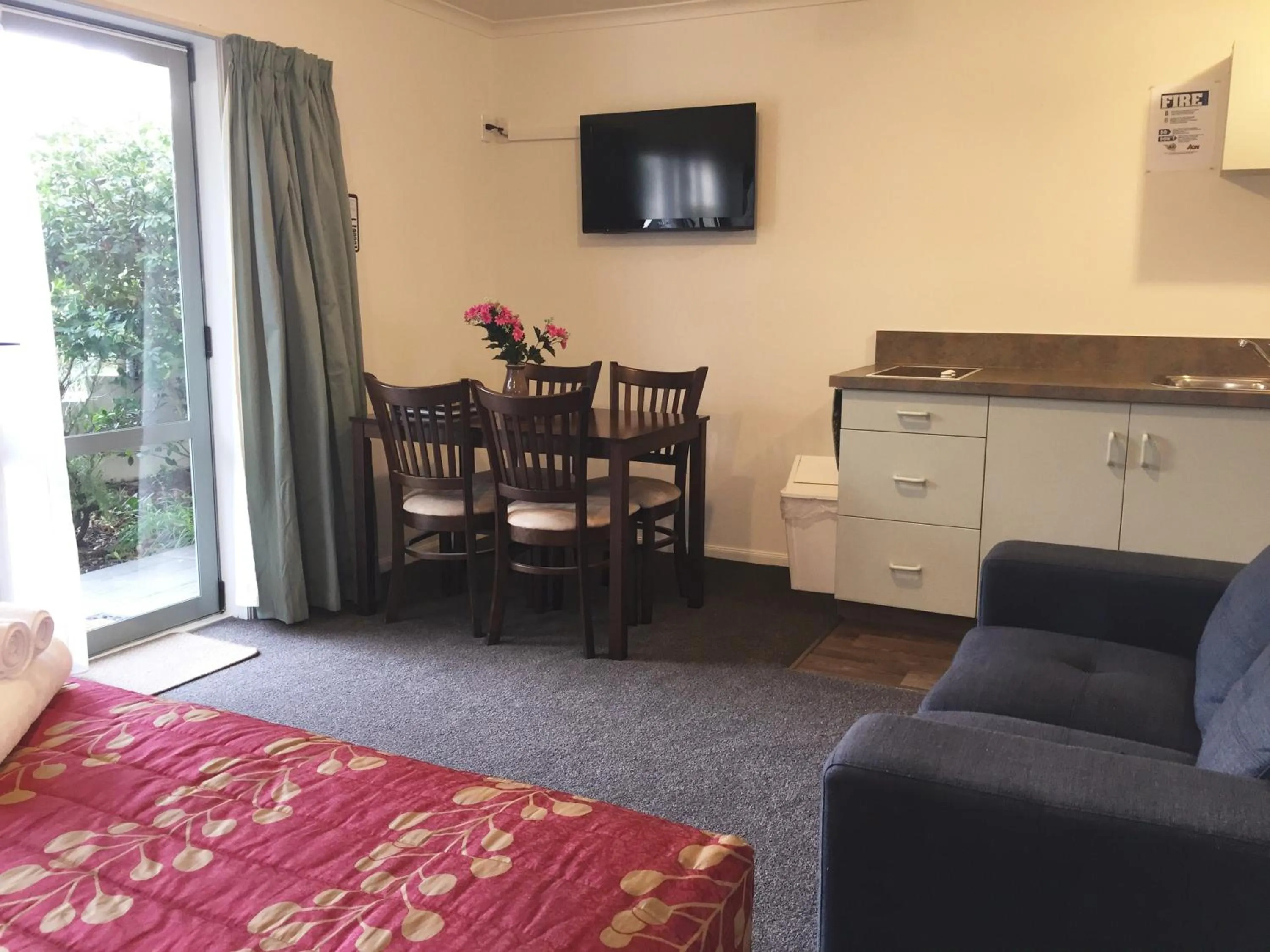 Living room in Alcala Motor Lodge