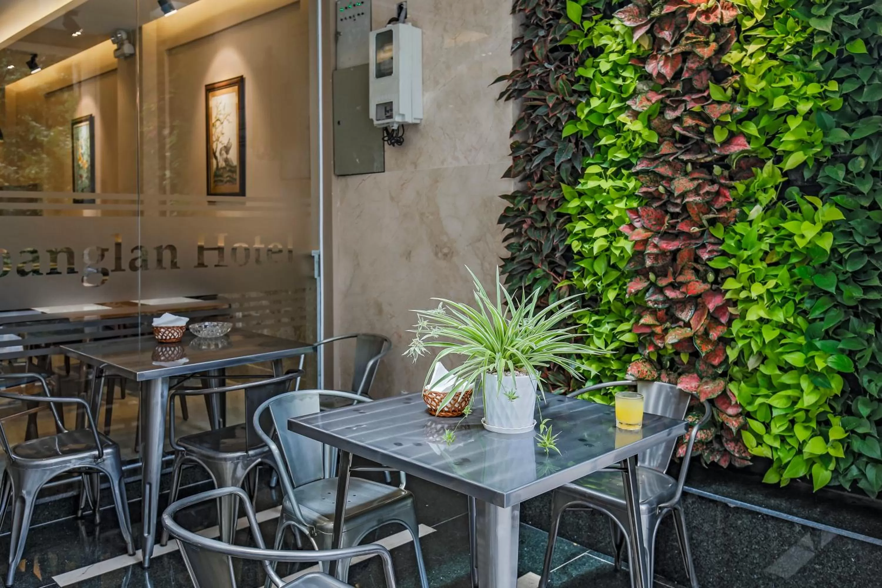 Restaurant/places to eat in Hoang Lan Hotel