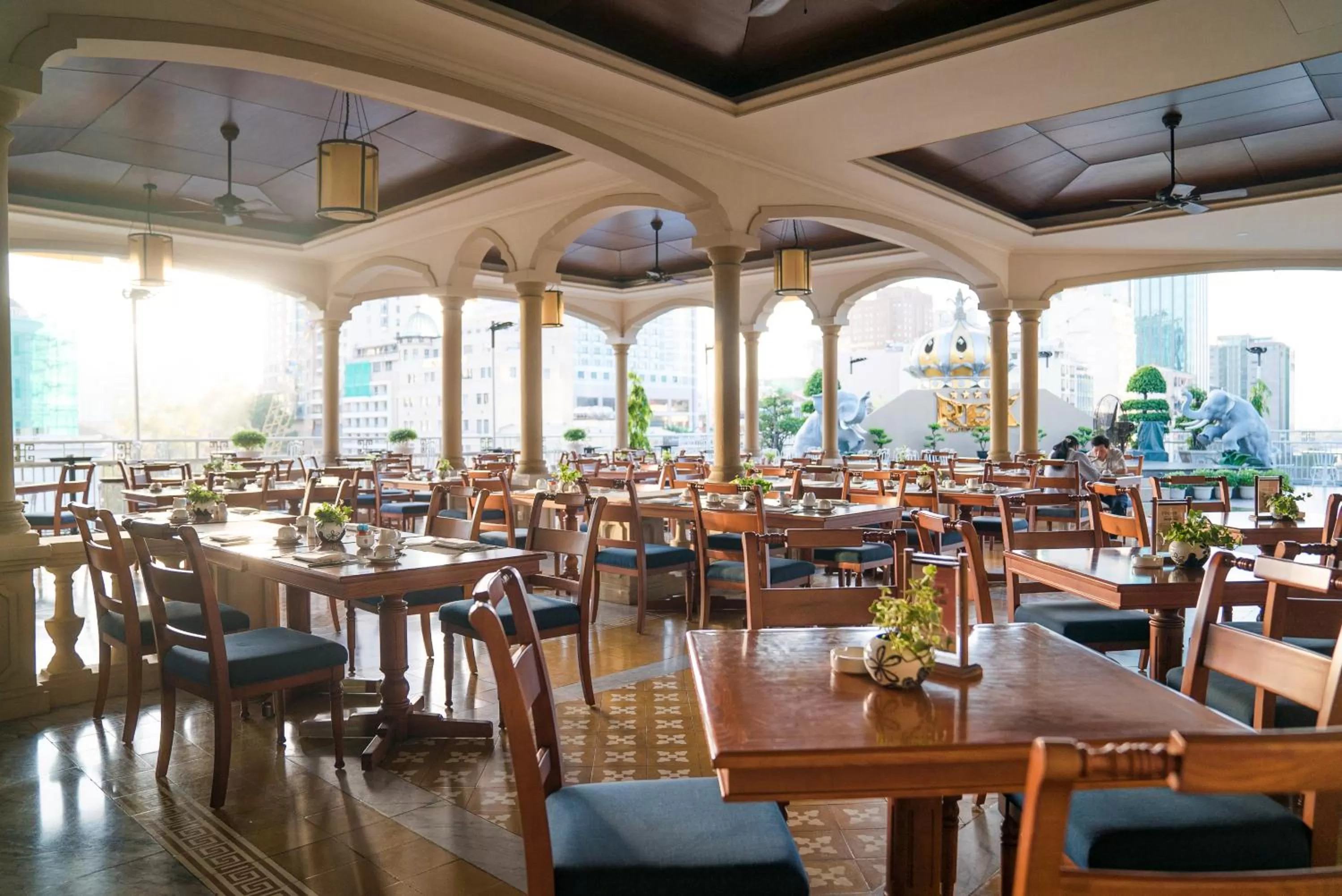 Restaurant/places to eat in Rex Hotel