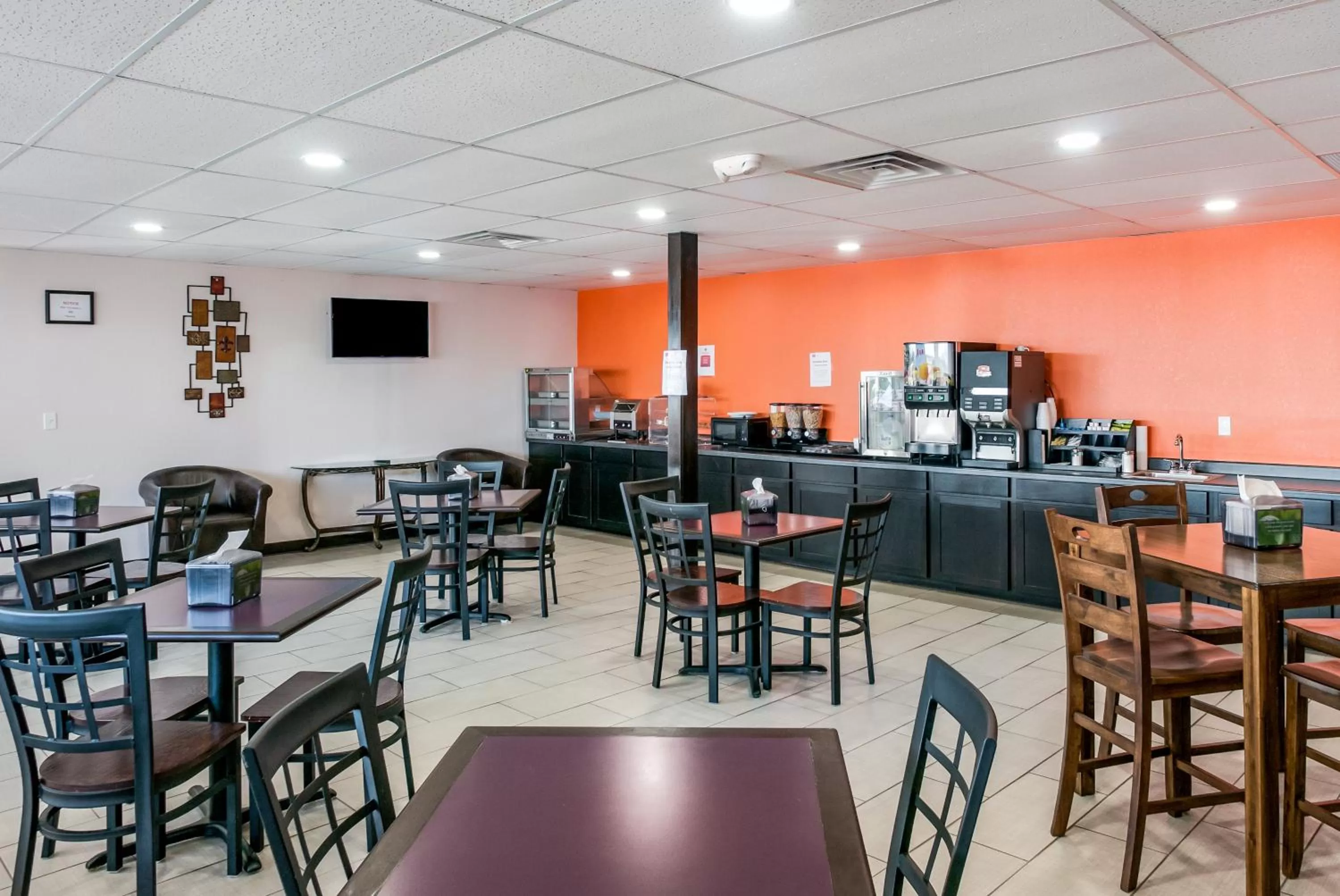 Breakfast in Suburban Studios Neenah-Appleton