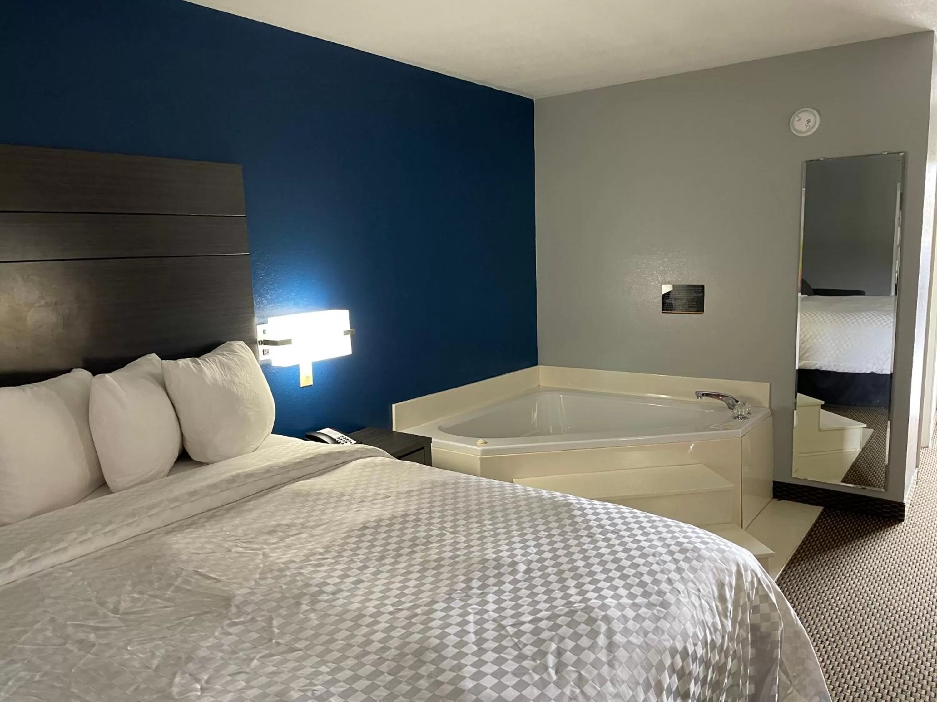 Clairmont Inn & Suites - Warren