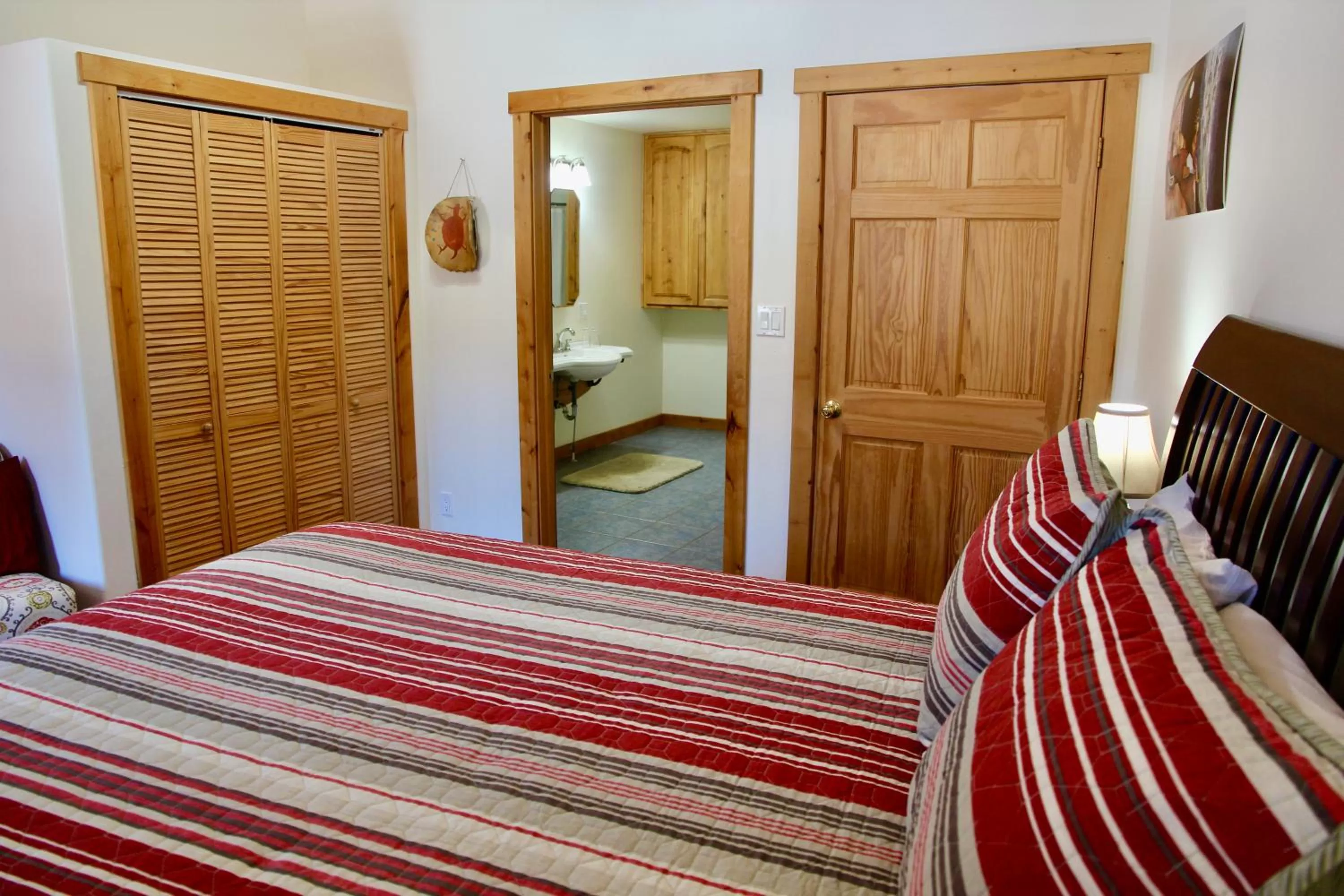 Bedroom, Bed in Red Moon Lodge