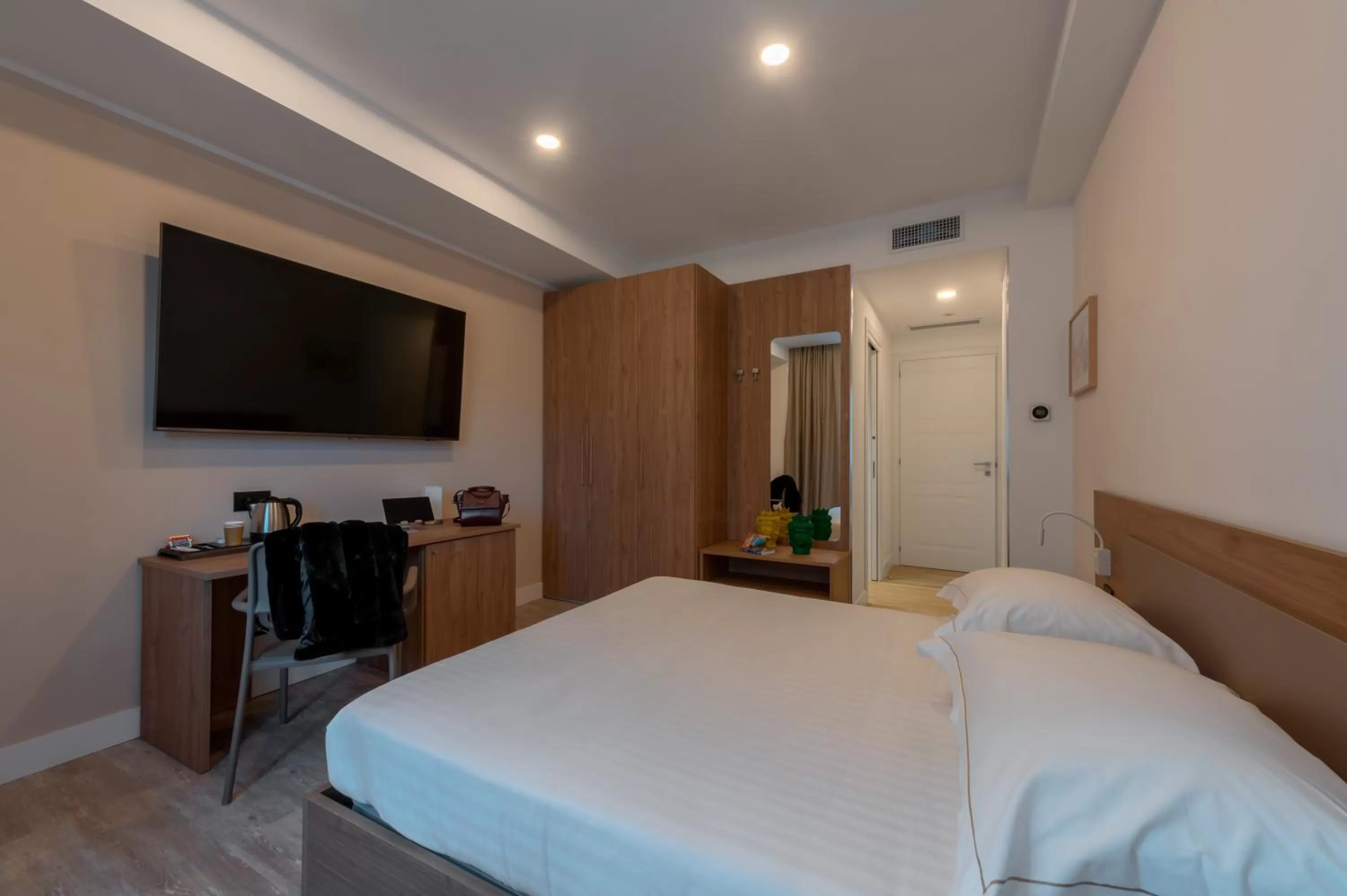 Photo of the whole room, Bed in Mercure Palermo Centro