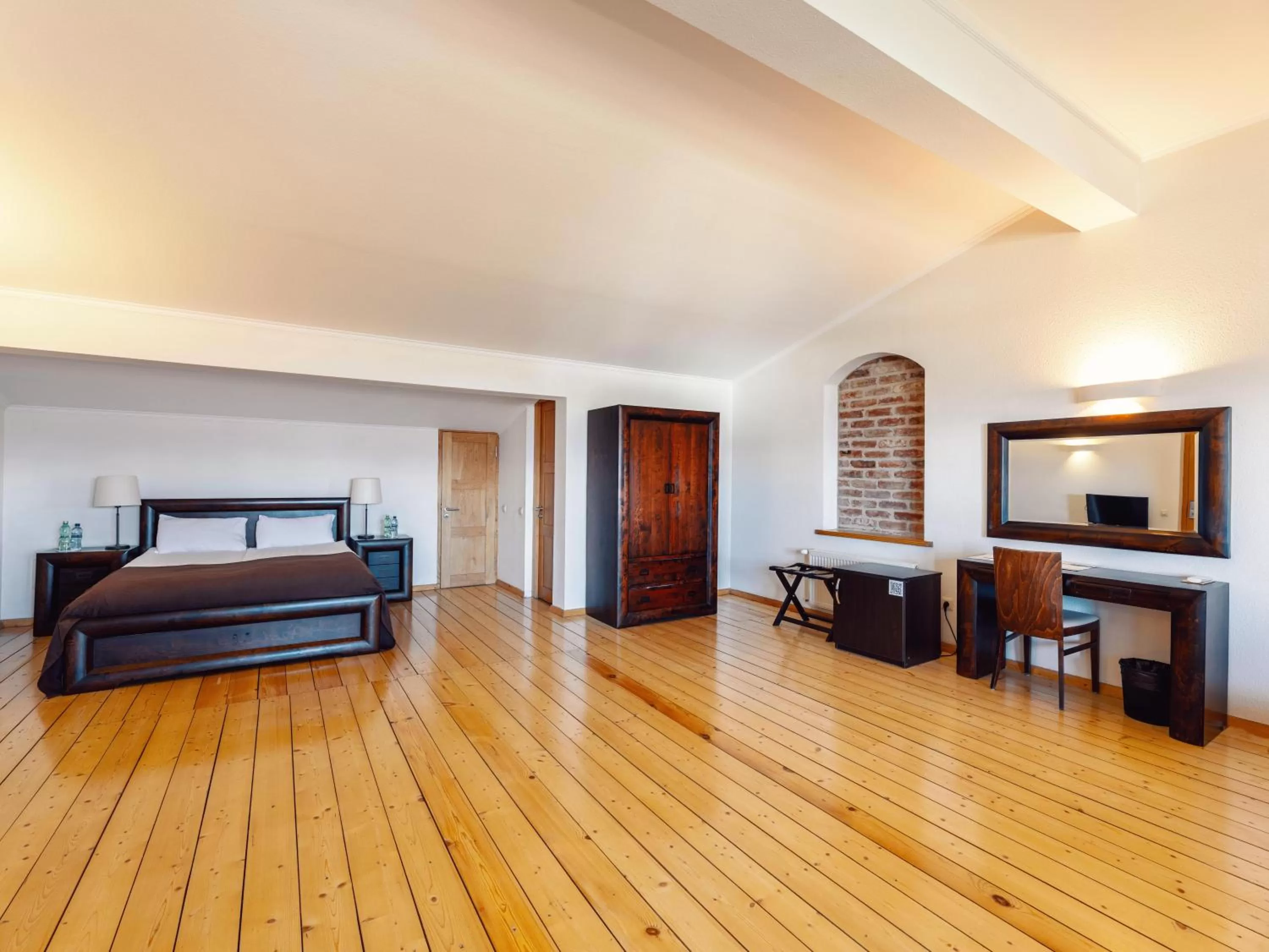 Photo of the whole room, Bed in Schuchmann Wines Château,Villas & SPA