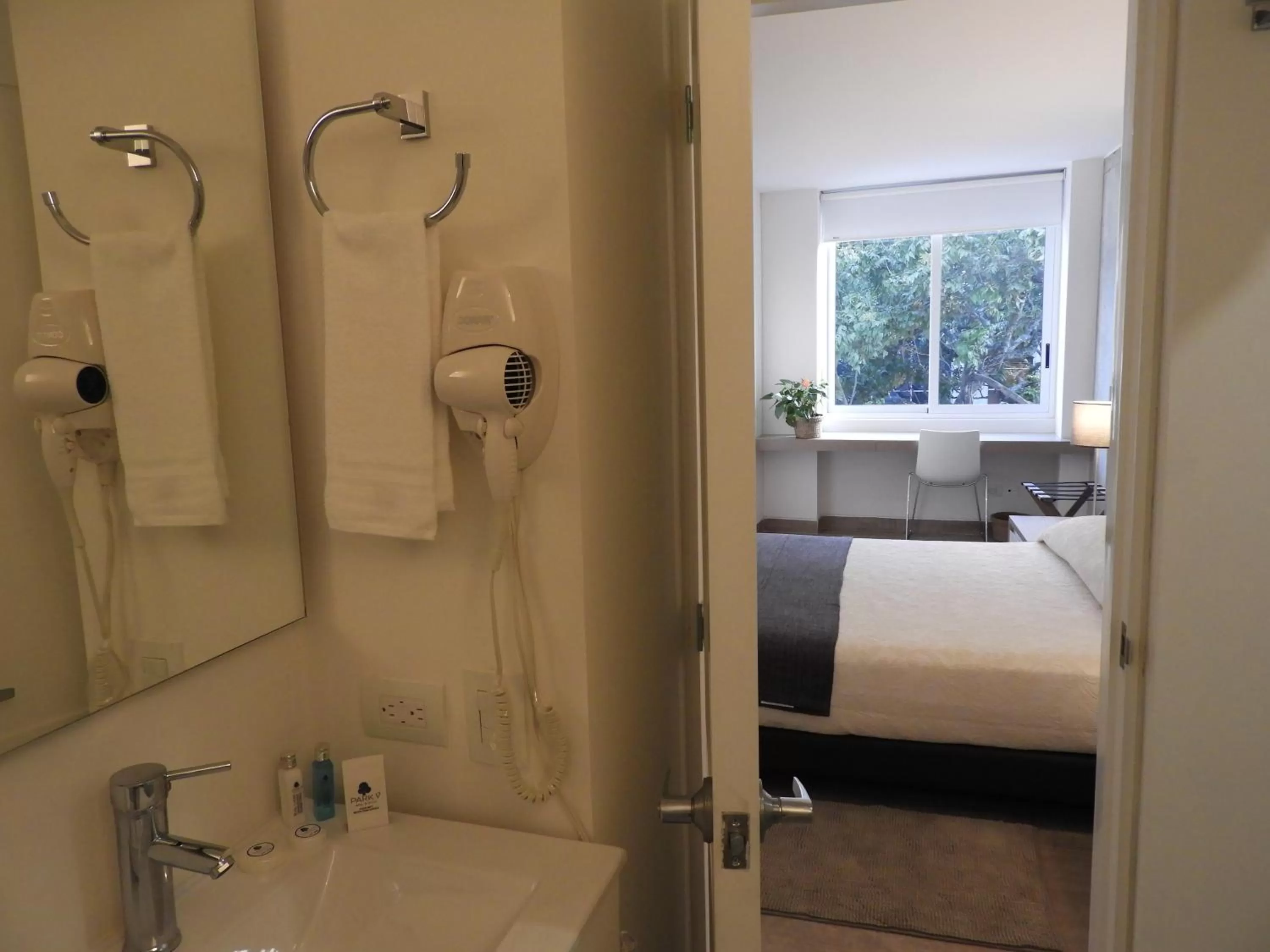 Bathroom, Bed in Park V