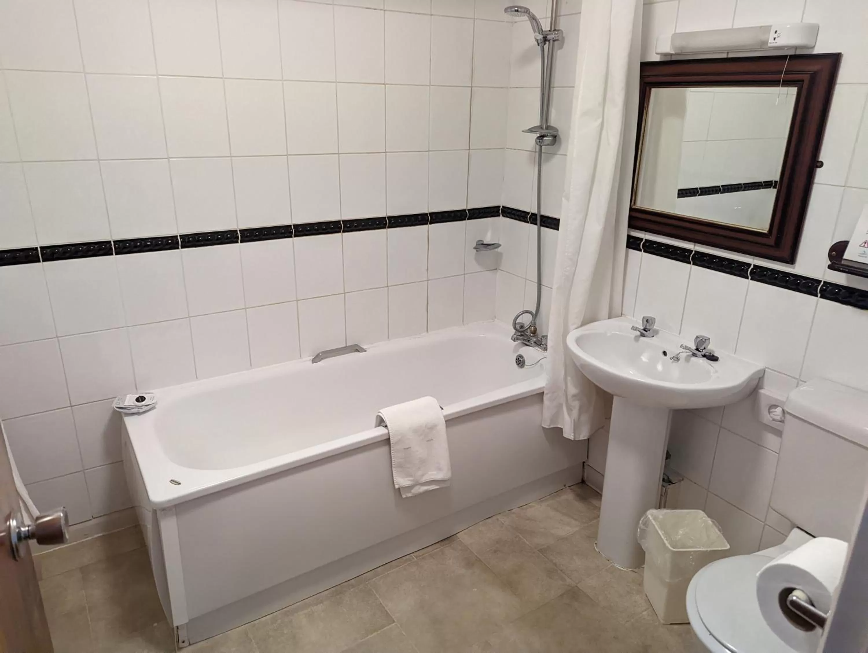 Shower in Suncliff Hotel - OCEANA COLLECTION