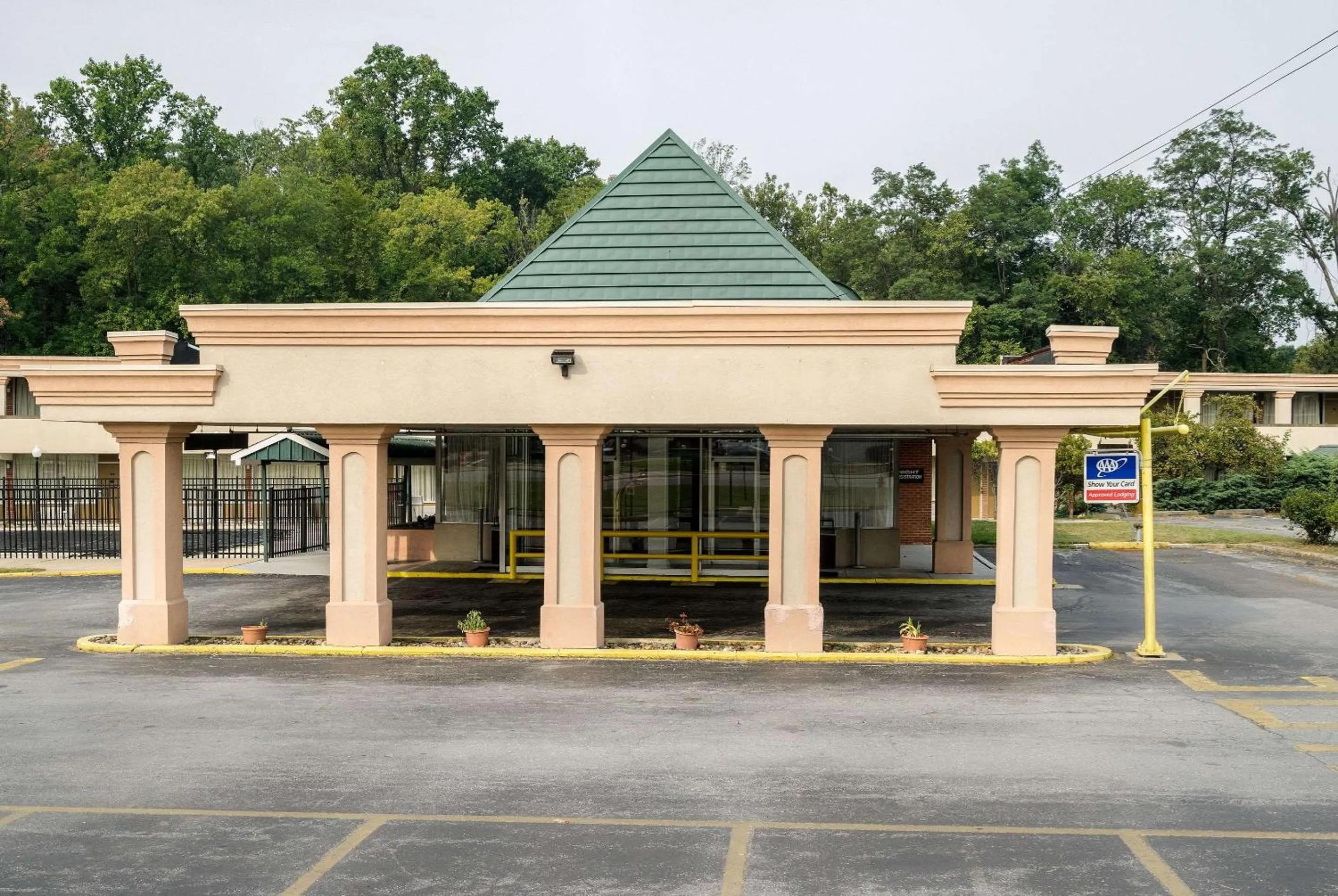 Property building in Rodeway Inn Newark