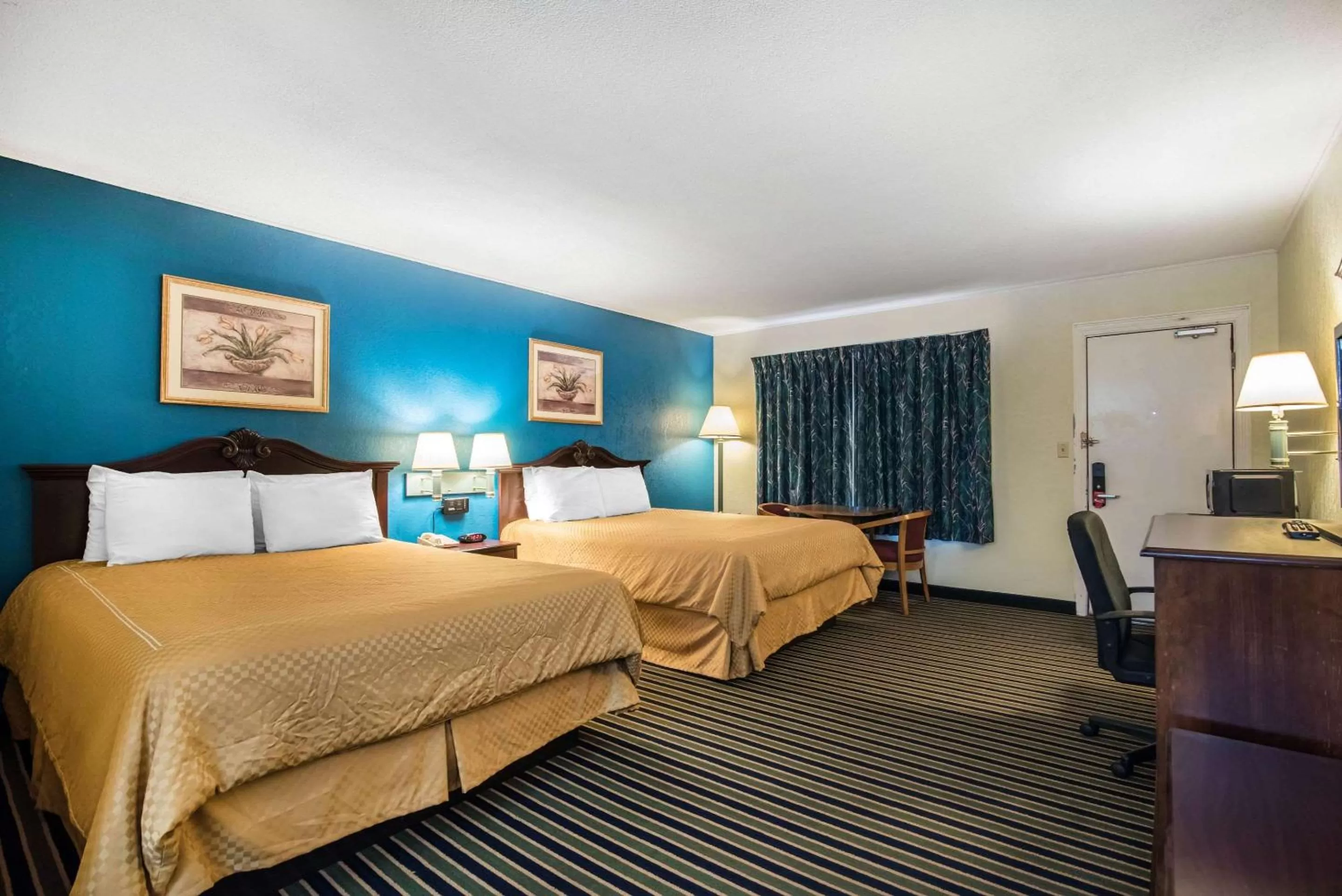 Photo of the whole room, Bed in Econo Lodge